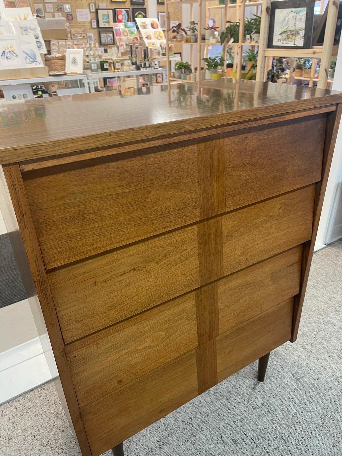 Vintage Mid Century Modern Dresser With Dovetail Drawers. In Good Condition In Seattle, WA