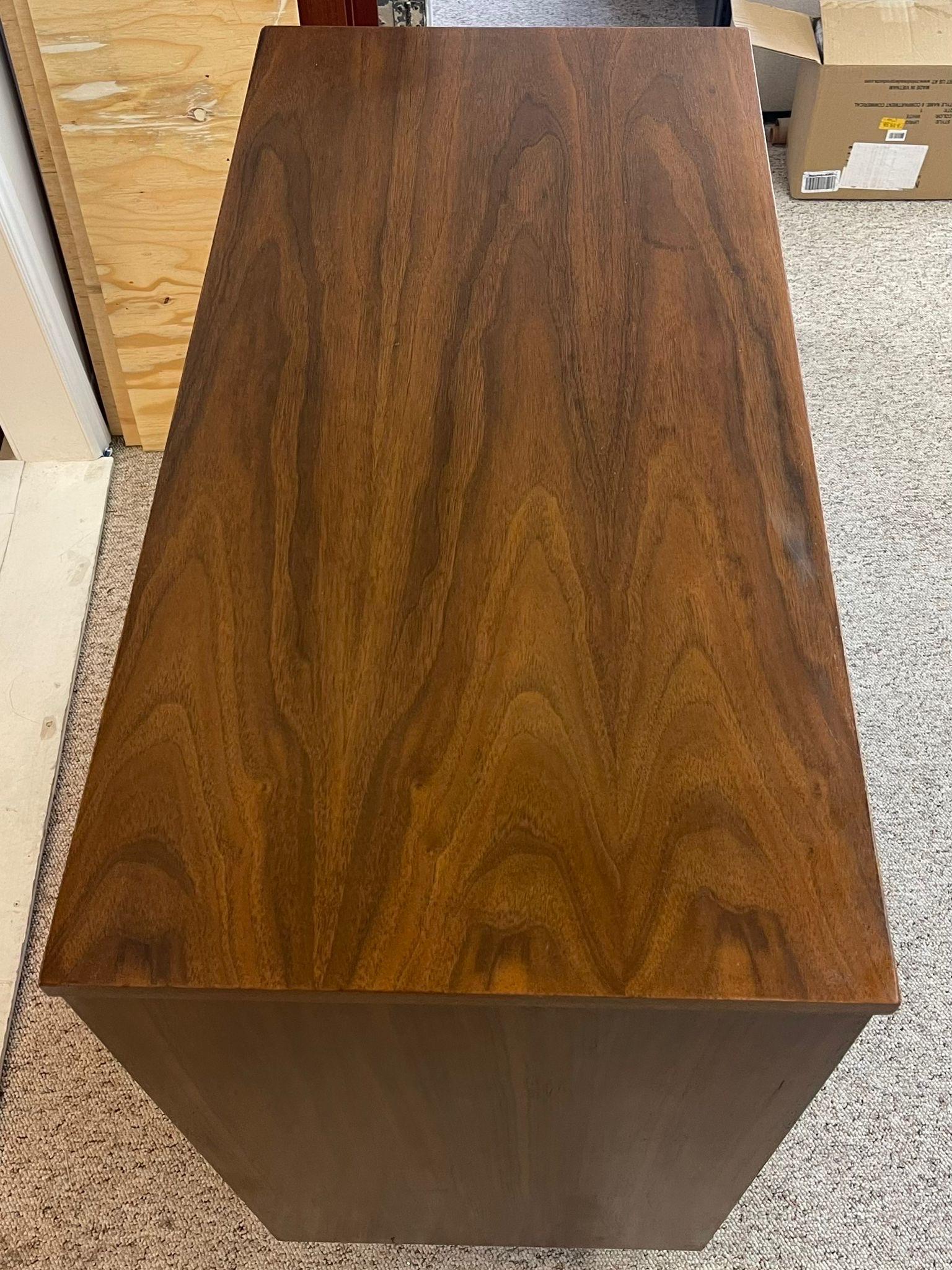 Vintage Mid Century Modern Dresser With Unique Hardware and Geometric Design. For Sale 2