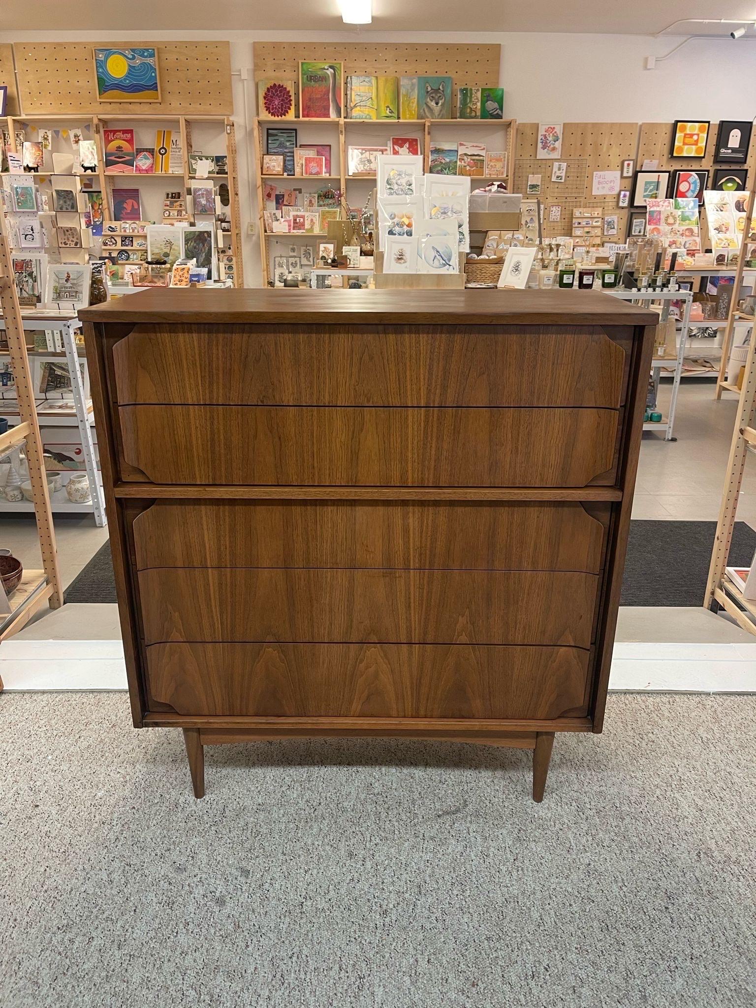 Vintage Mid Century Modern Dresser With Wood Carved Handles. In Good Condition In Seattle, WA