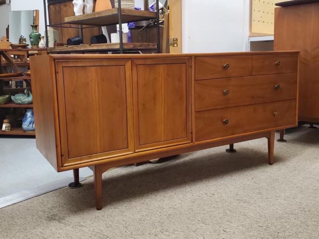 Comò o credenza in noce massiccio della Dichiarazione di Drexel, d'epoca, della metà del secolo scorso 

Dimensioni. 66 W ; 20 D ; 31 H.