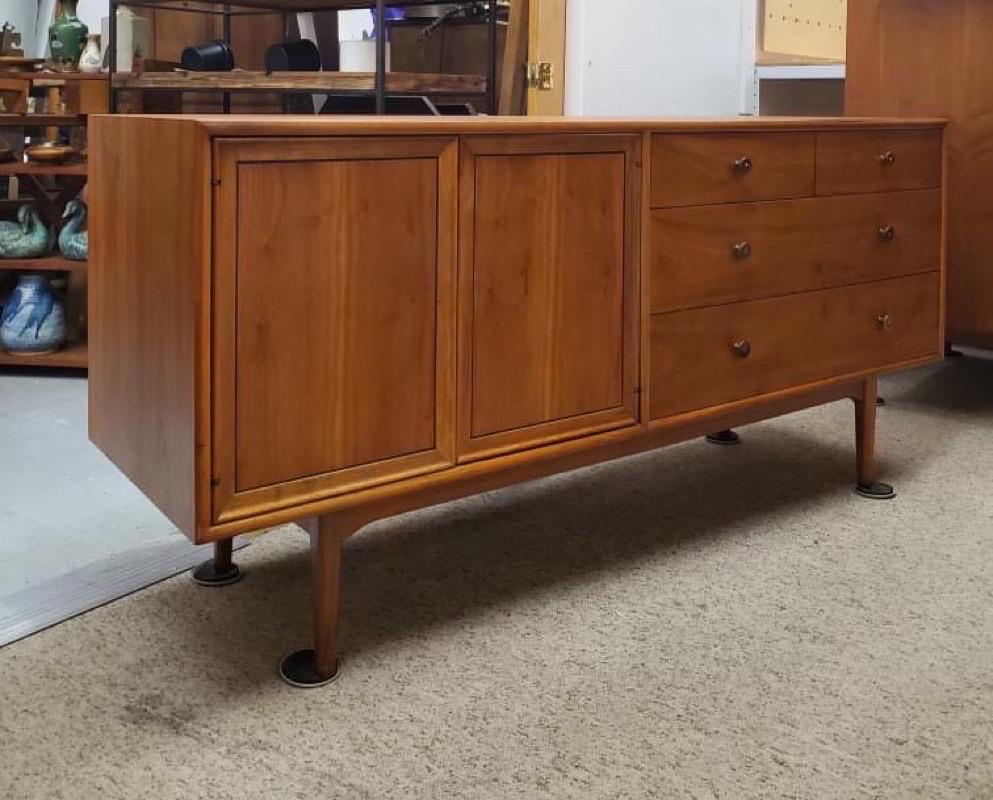 Mid-Century moderno Comò o credenza in noce massiccio della Dichiarazione di Drexel, d'epoca, della metà del secolo scorso in vendita
