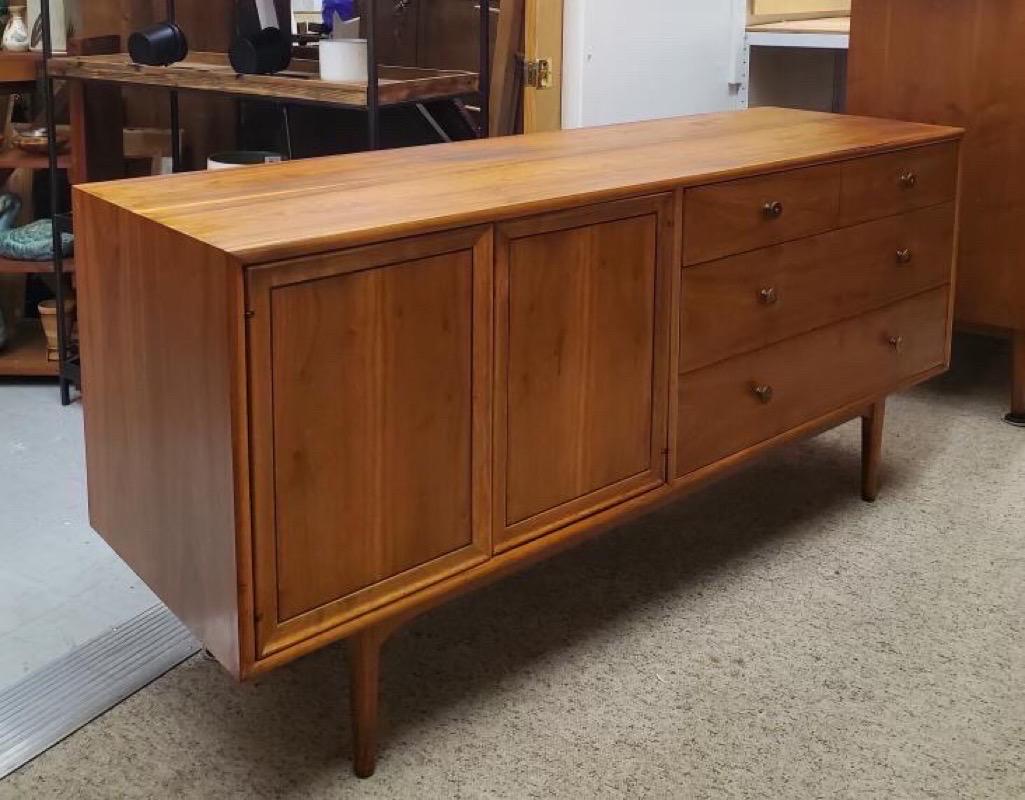 Comò o credenza in noce massiccio della Dichiarazione di Drexel, d'epoca, della metà del secolo scorso In condizioni buone in vendita a Seattle, WA