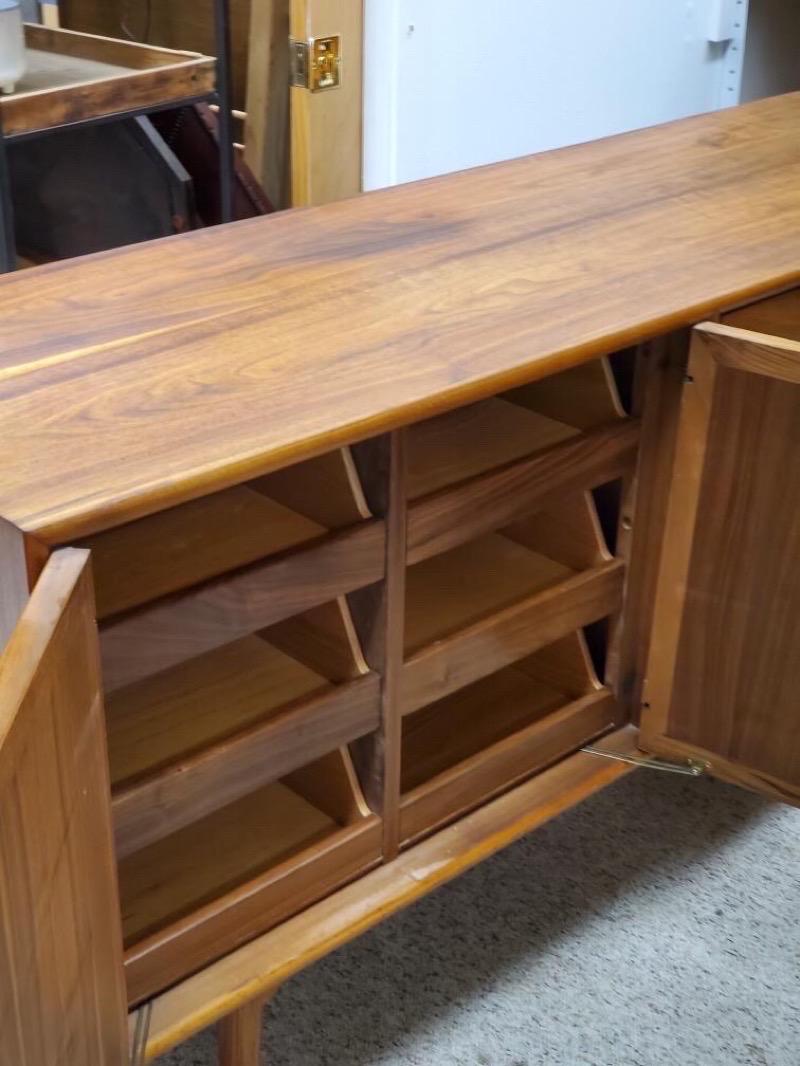 Fine XX secolo Comò o credenza in noce massiccio della Dichiarazione di Drexel, d'epoca, della metà del secolo scorso in vendita