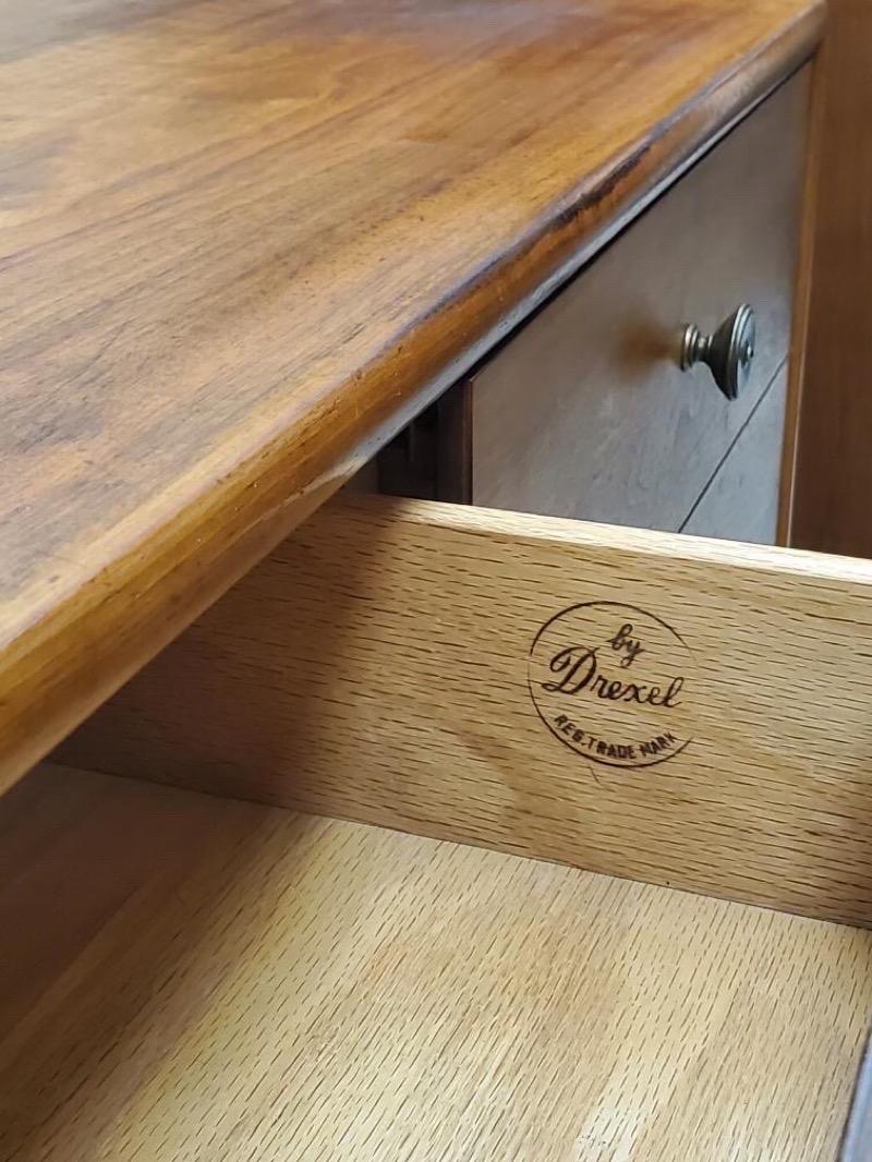 Noce Comò o credenza in noce massiccio della Dichiarazione di Drexel, d'epoca, della metà del secolo scorso in vendita