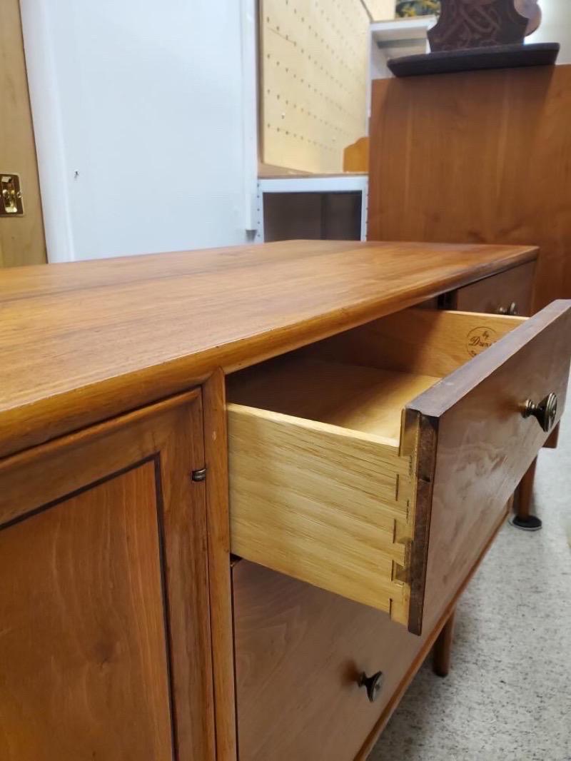 Comò o credenza in noce massiccio della Dichiarazione di Drexel, d'epoca, della metà del secolo scorso in vendita 1