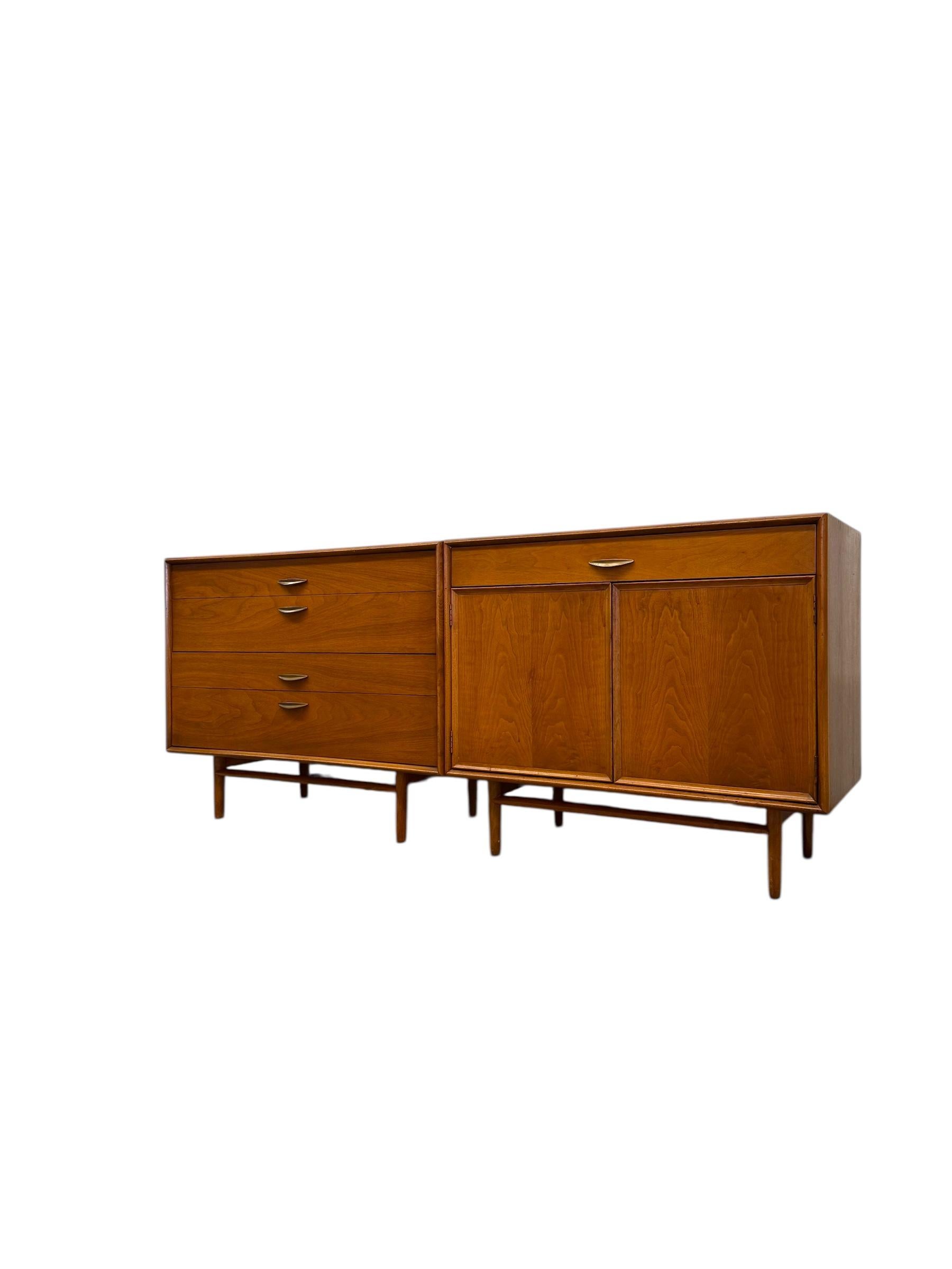 Este conjunto vintage de la aclamada línea Drexel Parallel incluye una cómoda de cuatro cajones y un mueble para discos o aparador, ambos fabricados en nogal macizo con un cálido acabado medio. Diseñada a principios de la década de 1960, la
