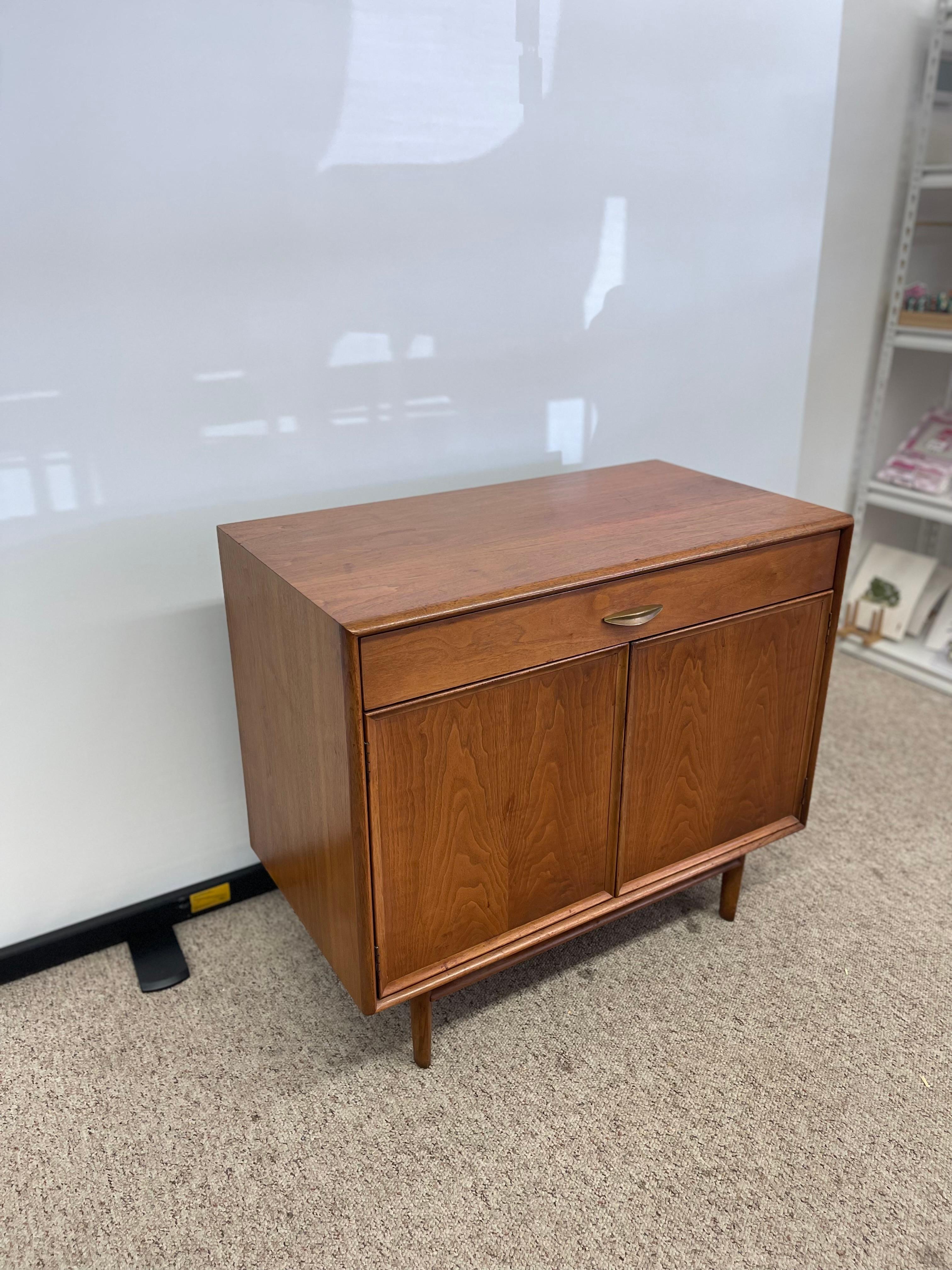 Conjunto de cómoda y armario de discos Drexel Parallel Vintage Mid Century Modern en Bueno estado para la venta en Seattle, WA