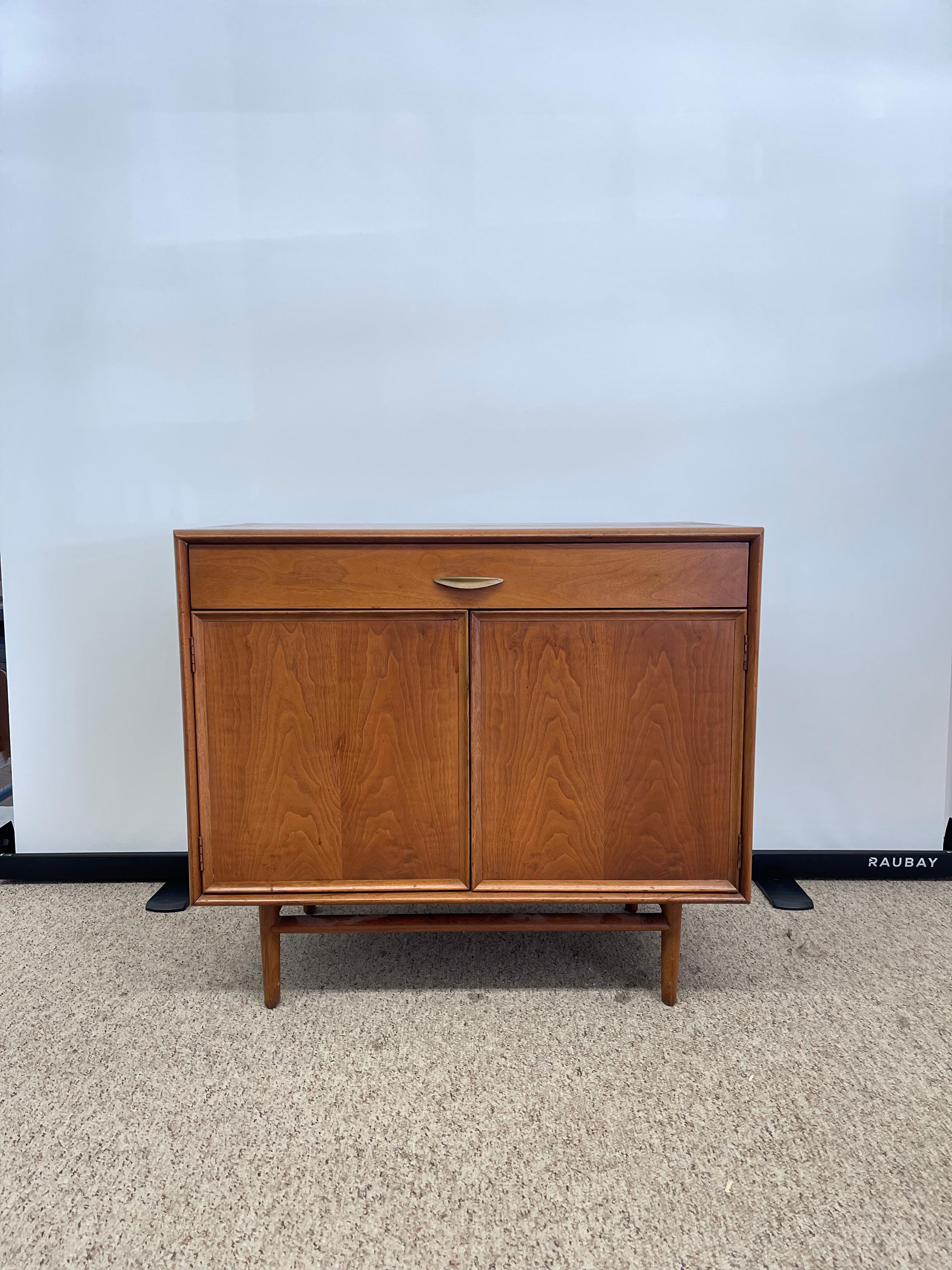 Conjunto de cómoda y armario de discos Drexel Parallel Vintage Mid Century Modern mediados del siglo XX en venta