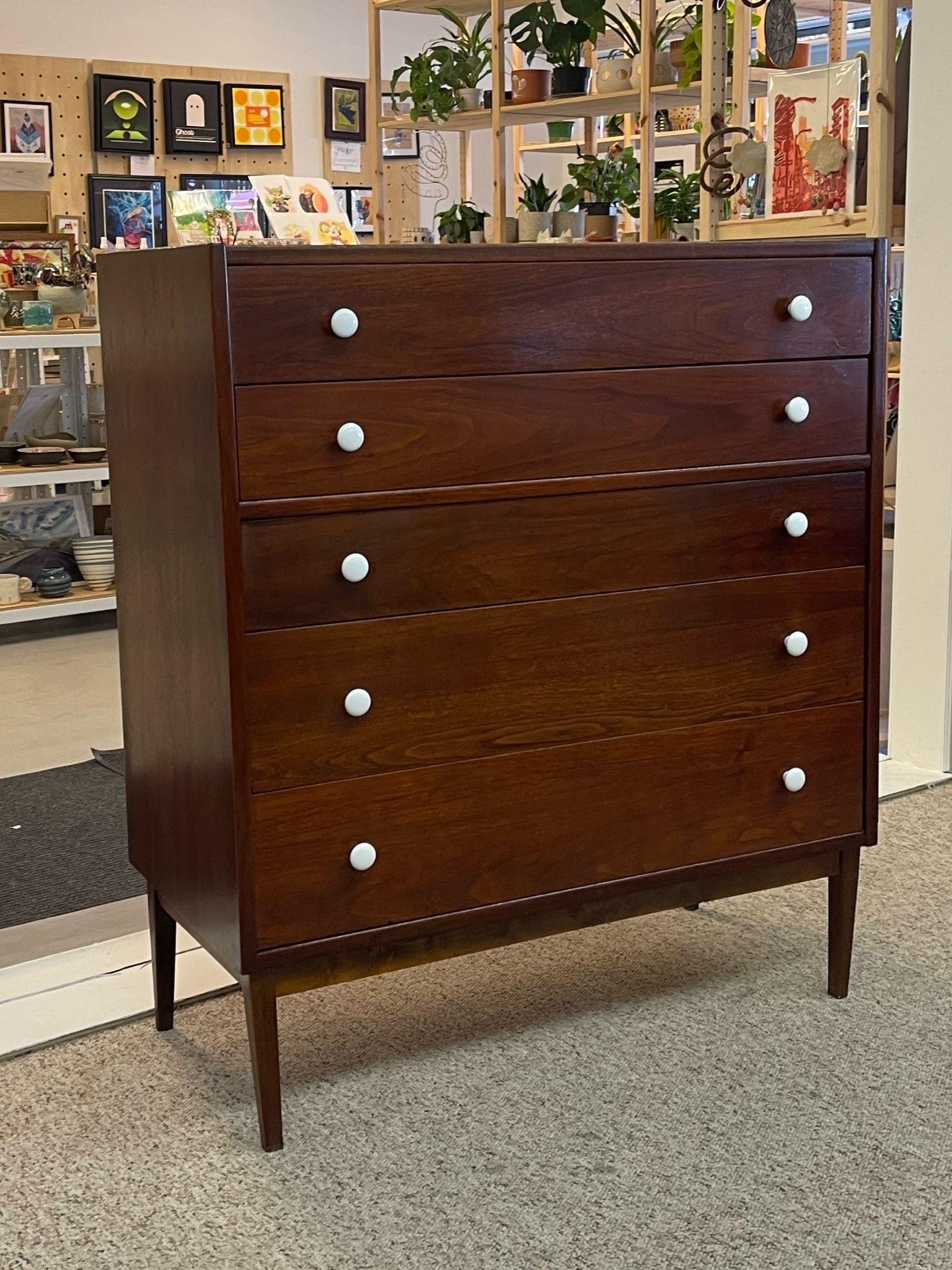 Vintage Mid Century Modern Drexel Style Tall Walnut Toned Five Drawer Dresser. In Good Condition For Sale In Seattle, WA