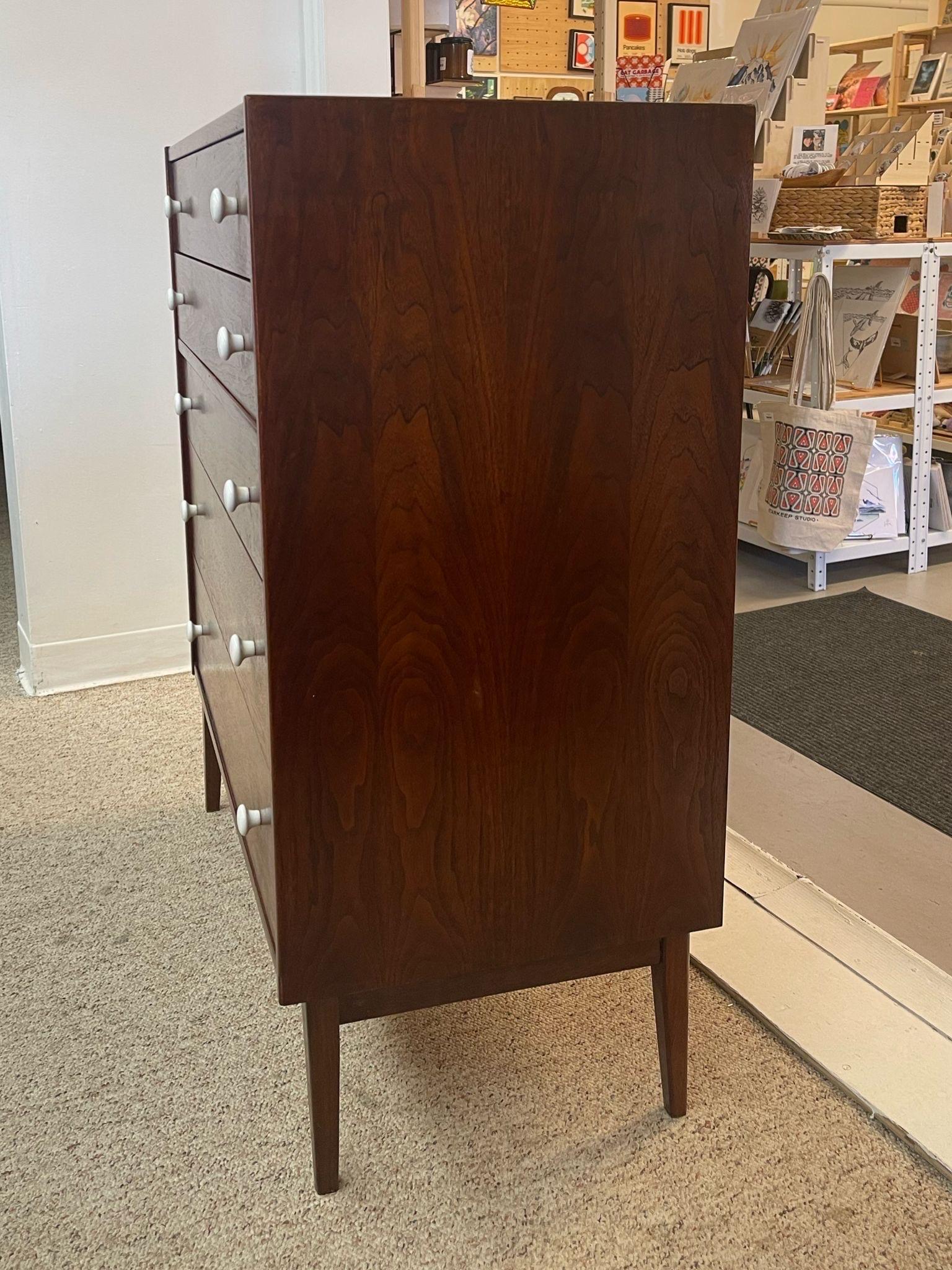 Vintage Mid Century Modern Drexel Style Tall Walnut Toned Five Drawer Dresser. For Sale 1