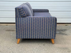 Vintage-Sofa im Mid-Century-Modern-Stil nach Dunbar-Vorbild, flach, auf ausgestellten Holzbeinen