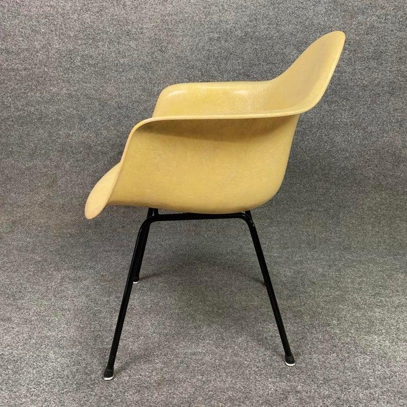 Vintage Mid-Century Modern Eames Fiberglass DAH Armchair by Zenith In Good Condition For Sale In San Marcos, CA