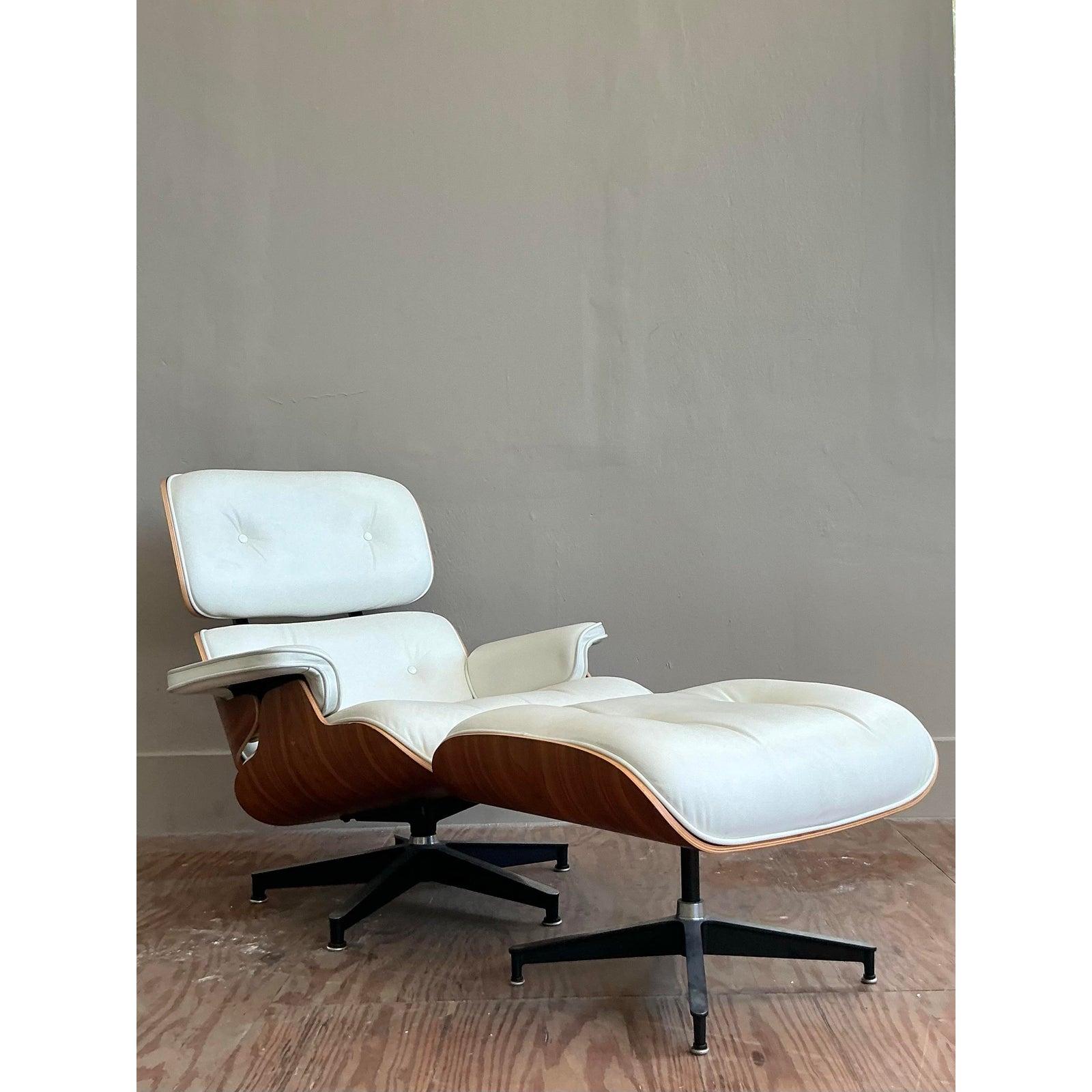 Vintage Mid-Century Modern Eames Lounge Chairs und Ottoman im Angebot 3
