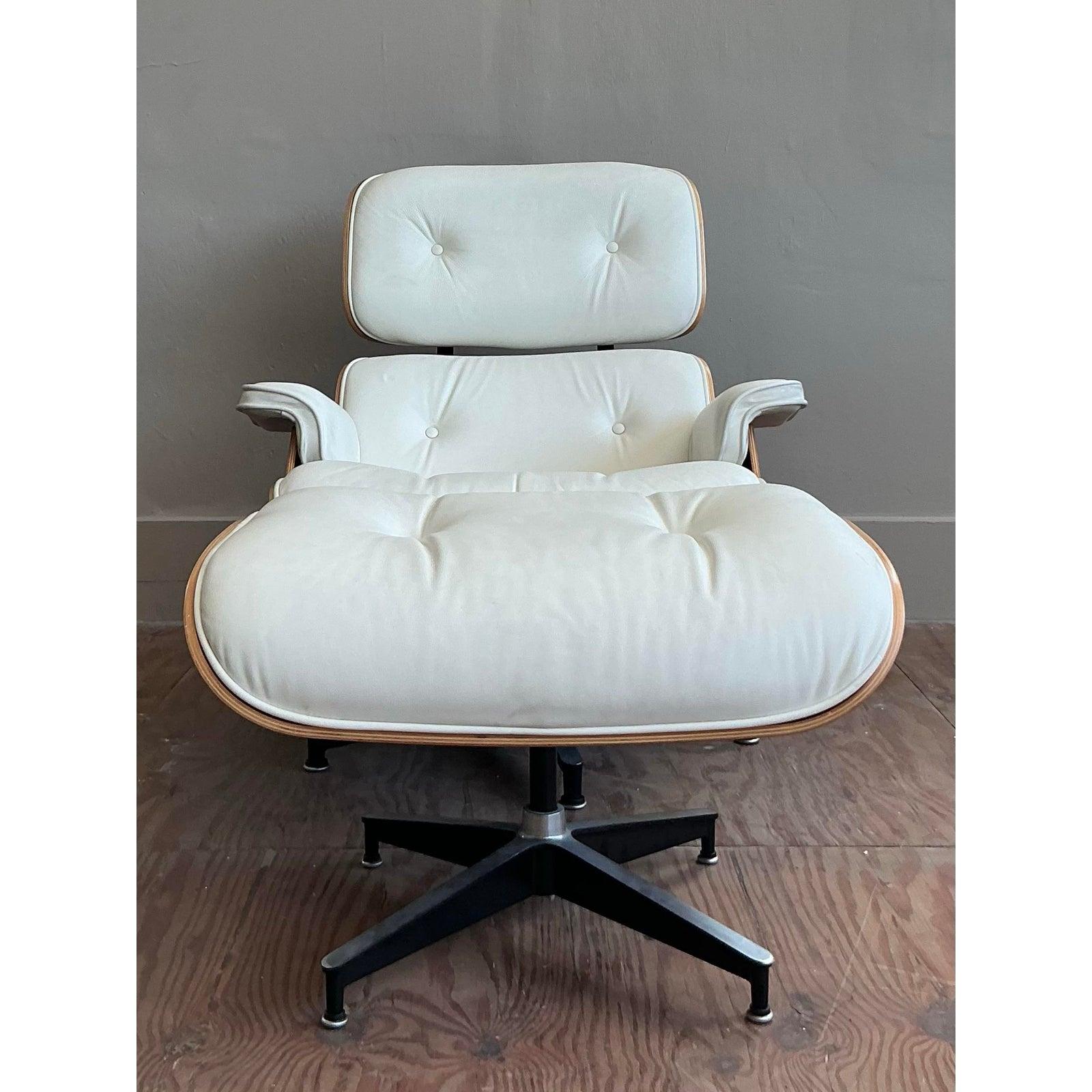 Als unbestrittene Ikone des Designs des 20. Jahrhunderts ist dieses atemberaubende Set aus Eames Lounge Chair und Ottomane der ultimative Ausdruck von anspruchsvollem Komfort. Das revolutionäre Werk von Charles und Ray Eames ist eine Meisterklasse