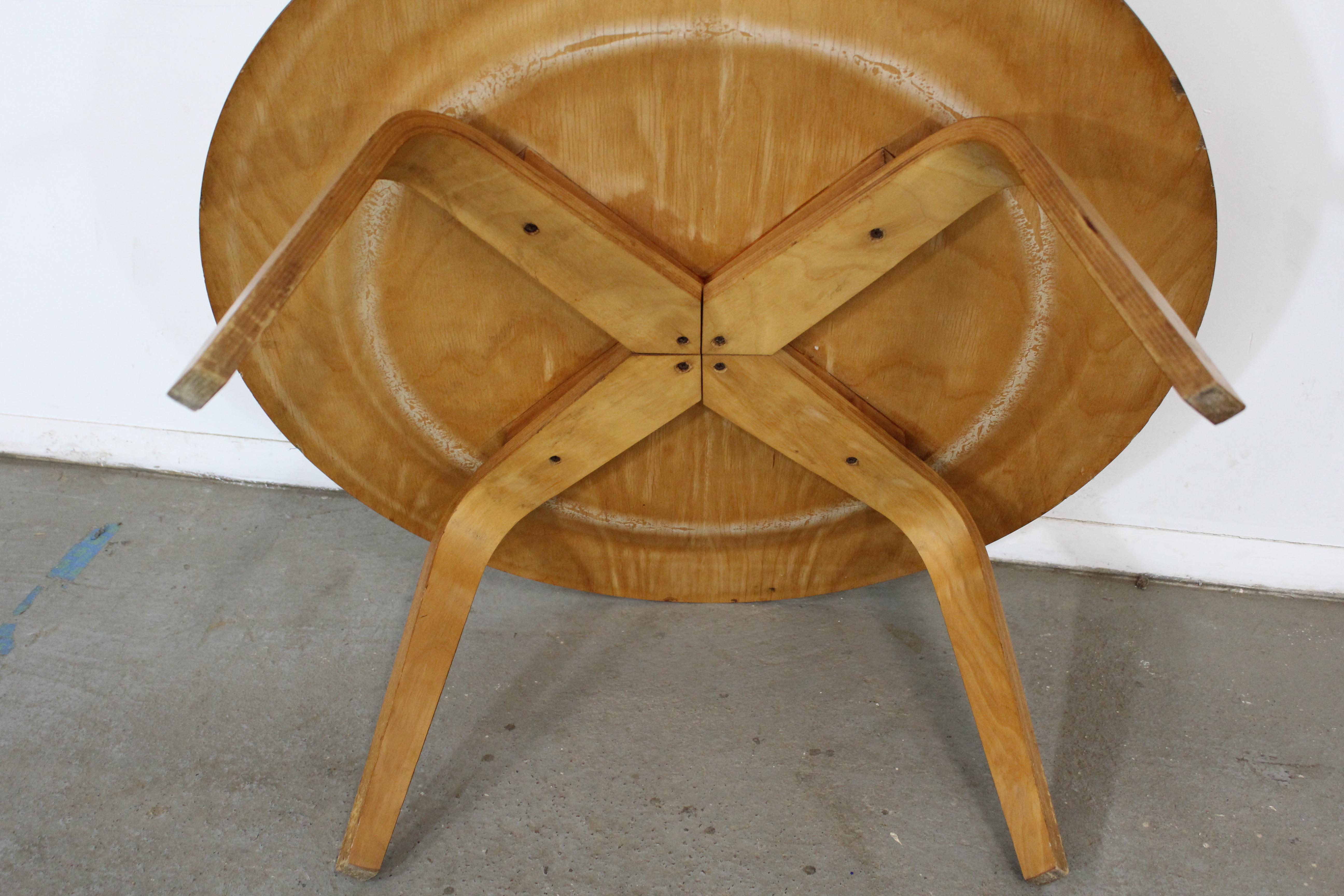 Vintage Mid-Century Modern Eames Round Molded Plywood Coffee Table 4