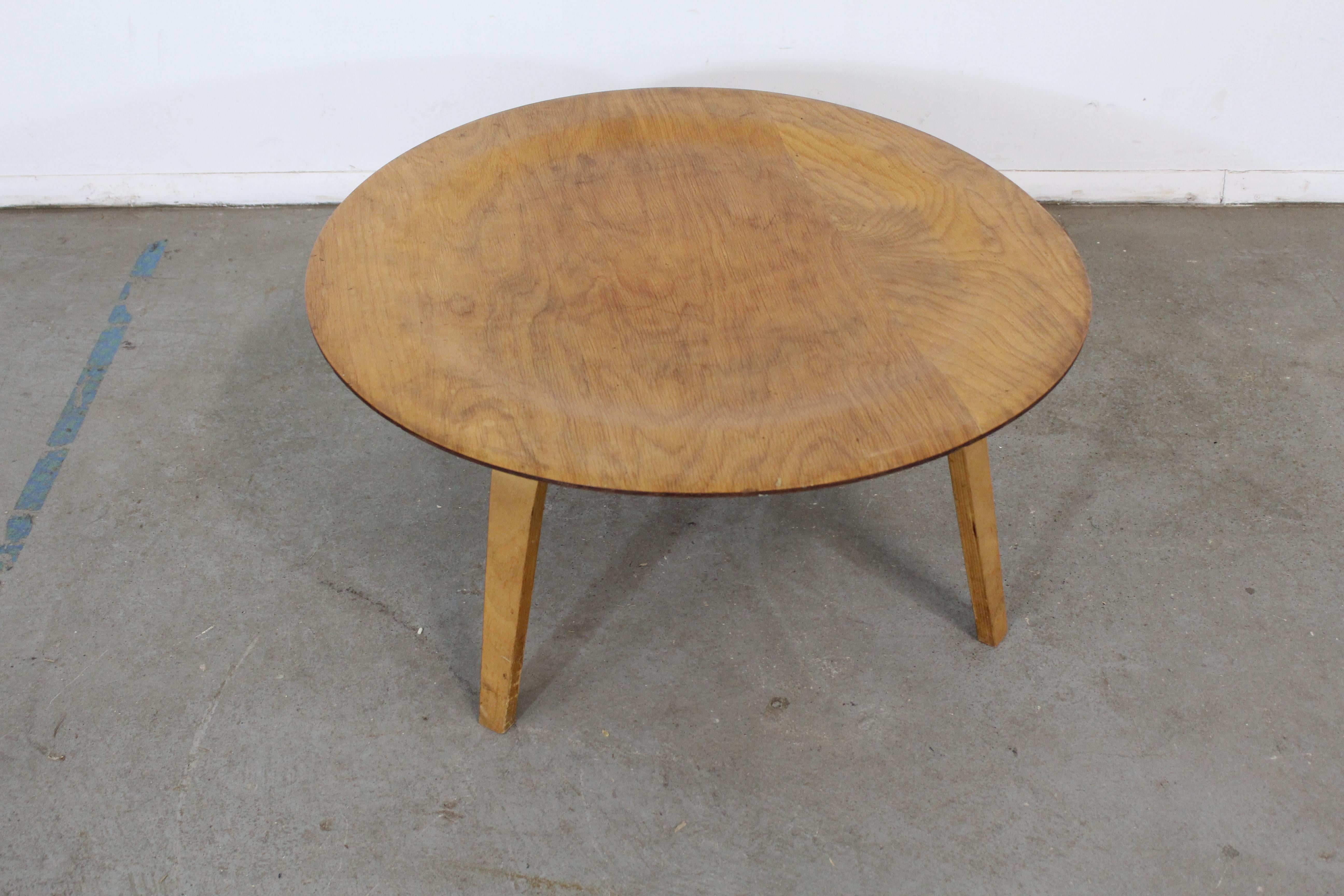 Vintage Mid-Century Modern Eames Round Molded Plywood Coffee Table 7