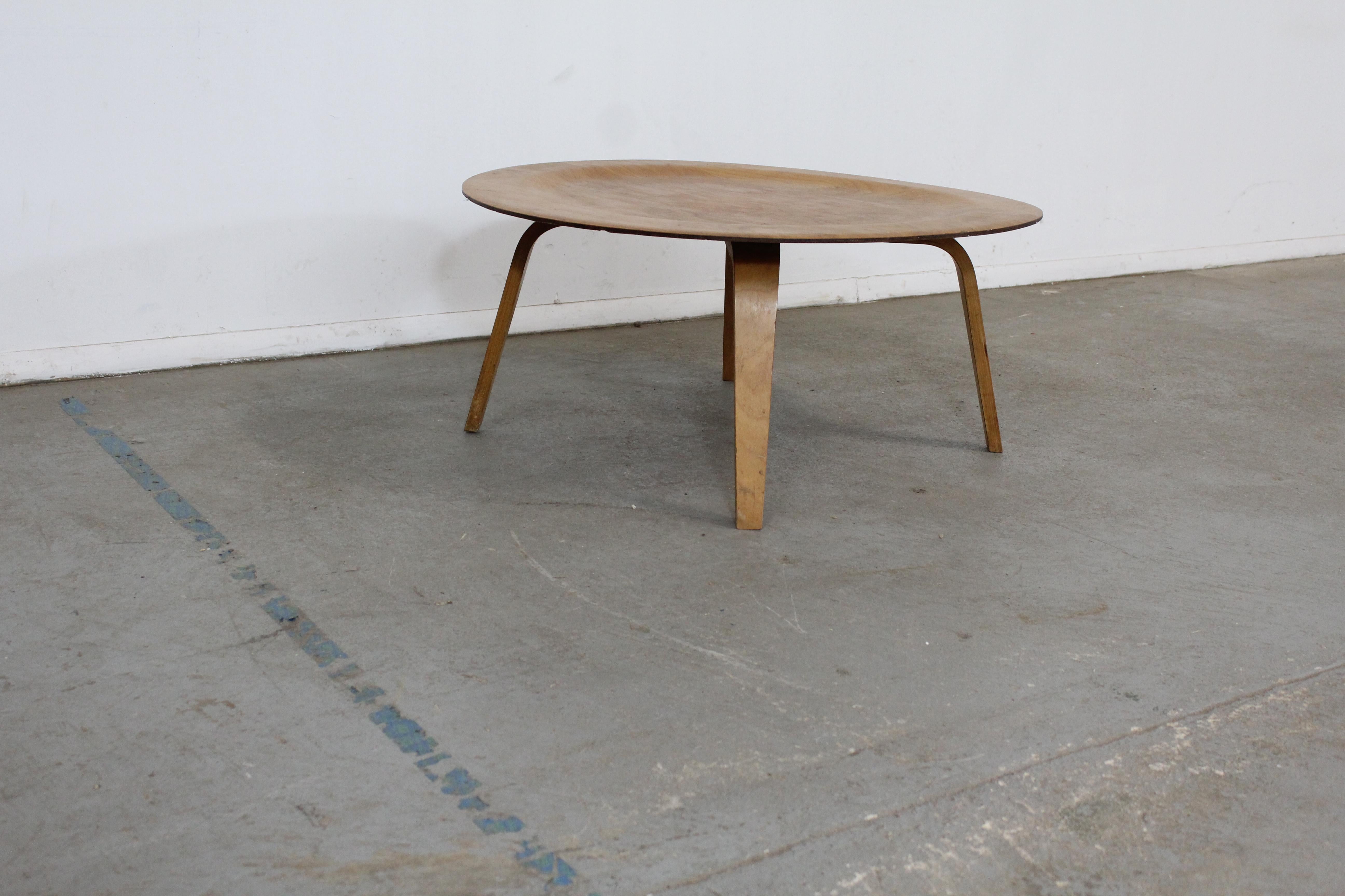 Vintage Mid-Century Modern Eames round molded plywood coffee table

Offered is a Vintage Mid-Century Modern Eames round molded plywood coffee table. This is a 2nd generation table from the 1950-1960 era. Made of Birch. The paper label his missing.