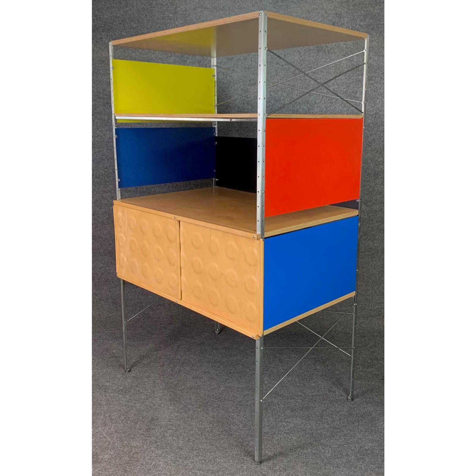 Here is a beautiful custom storage system inspired by the ESU units of Charles Eames manufactured by Modernica in the USA in the early 2000s.
This colorful piece features a storage cubby behind two sliding doors and two shelving spaces.
Very good