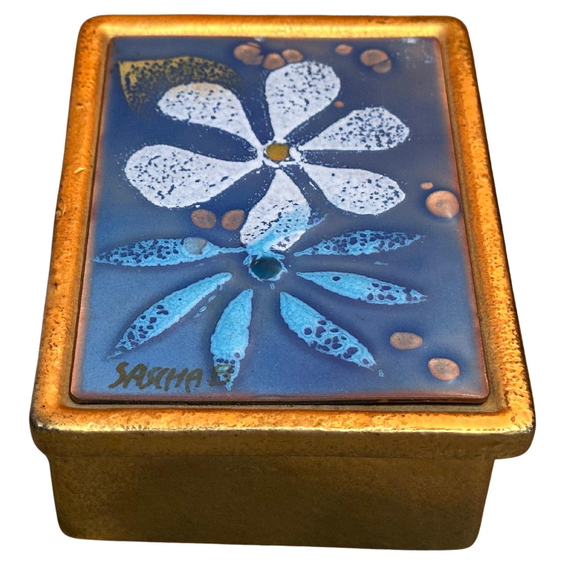 Vintage Mid-Century Modern Emaille Trinket Box von Sascha Brastoff. Schöne MCM-Emaille und Kupfer-Emaille von Sasha Brastoff, ca. 1960er Jahre. Die Dose zeigt ein florales Emaille-Design auf einem Keramiksockel. Sasha Brastoff war ein Künstler des