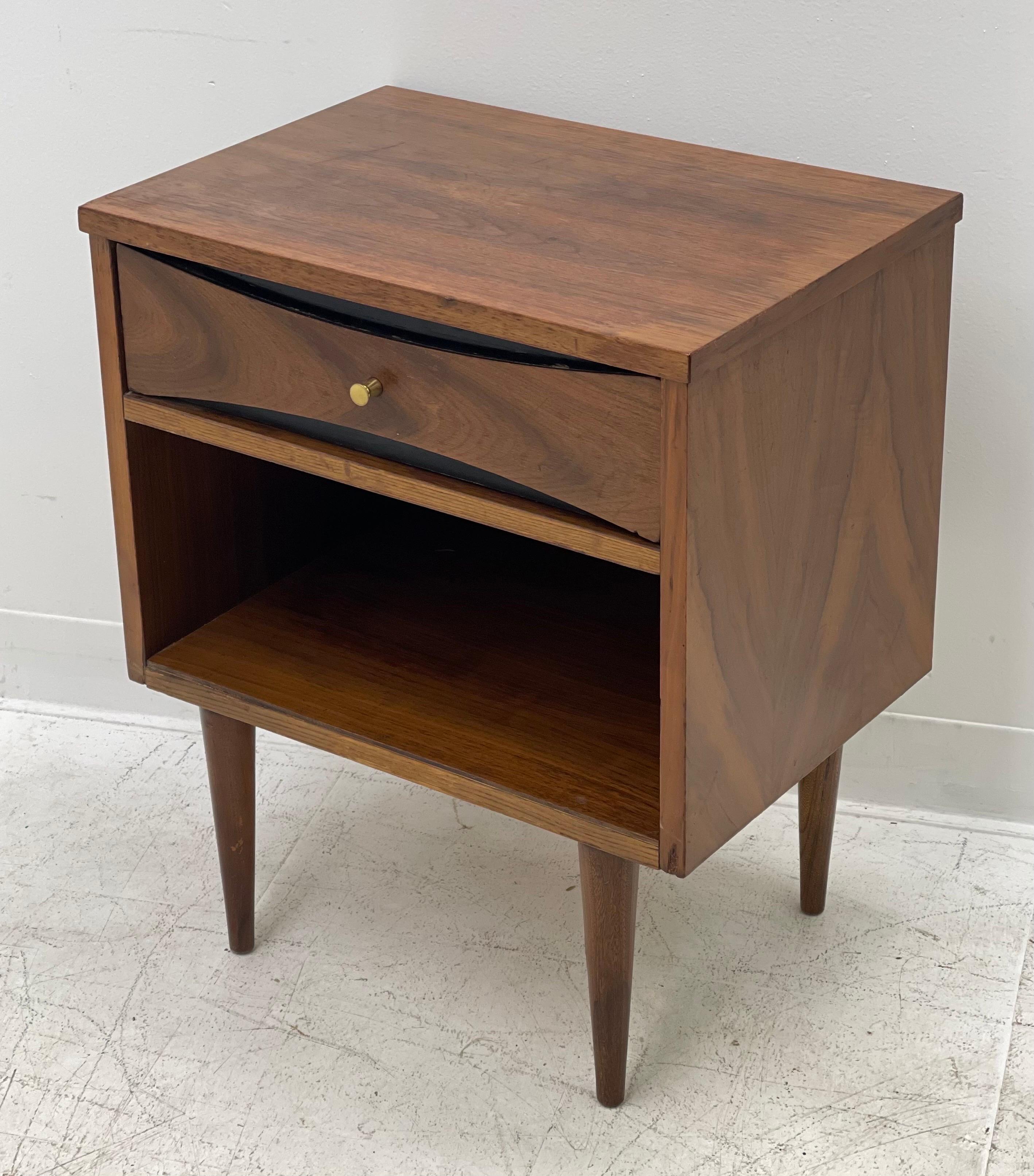 Vintage Mid-Century Modern End Table Dovetail Drawer In Good Condition For Sale In Seattle, WA