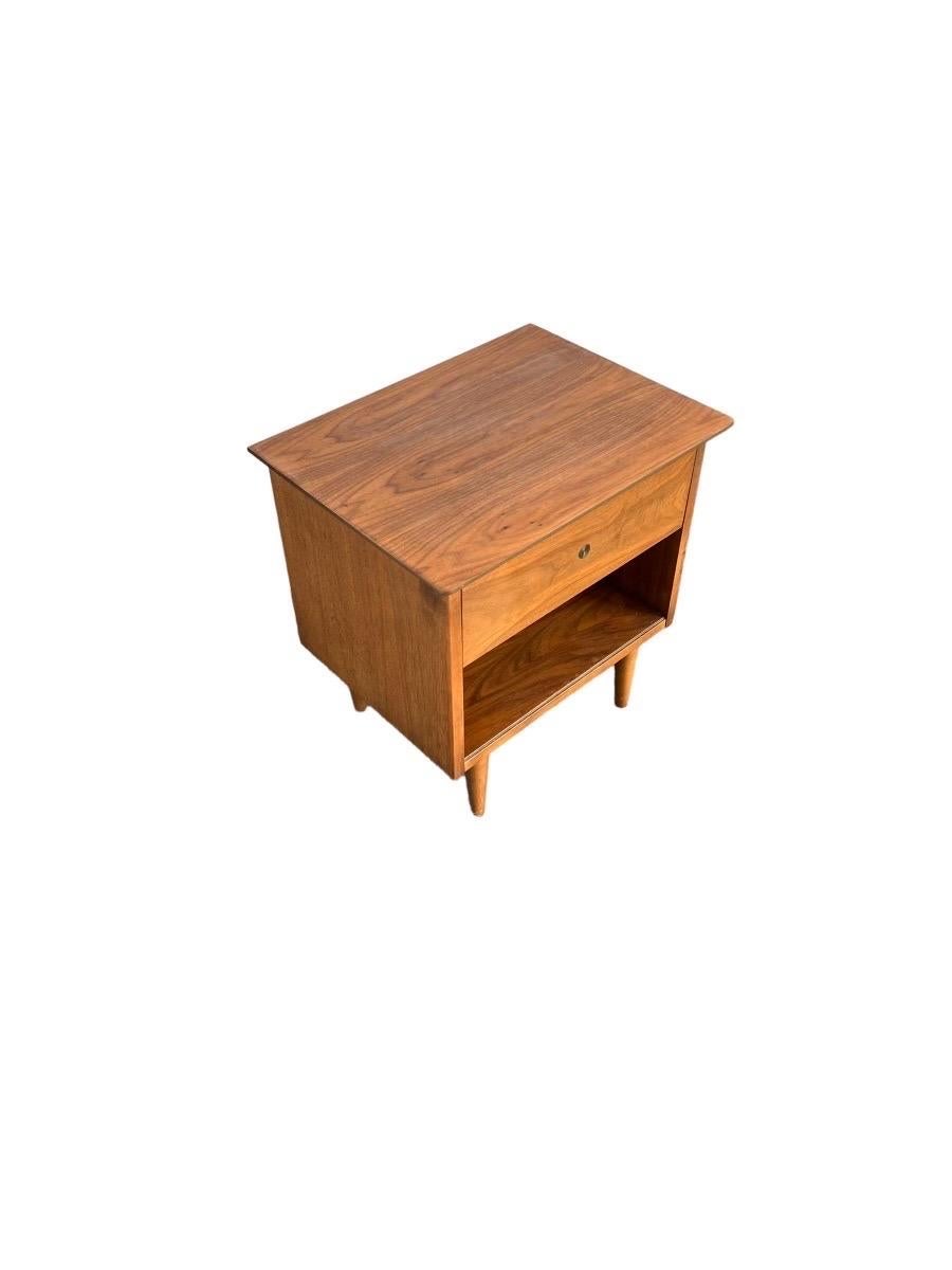 Late 20th Century Vintage Mid-Century Modern End Table Dovetail Drawer