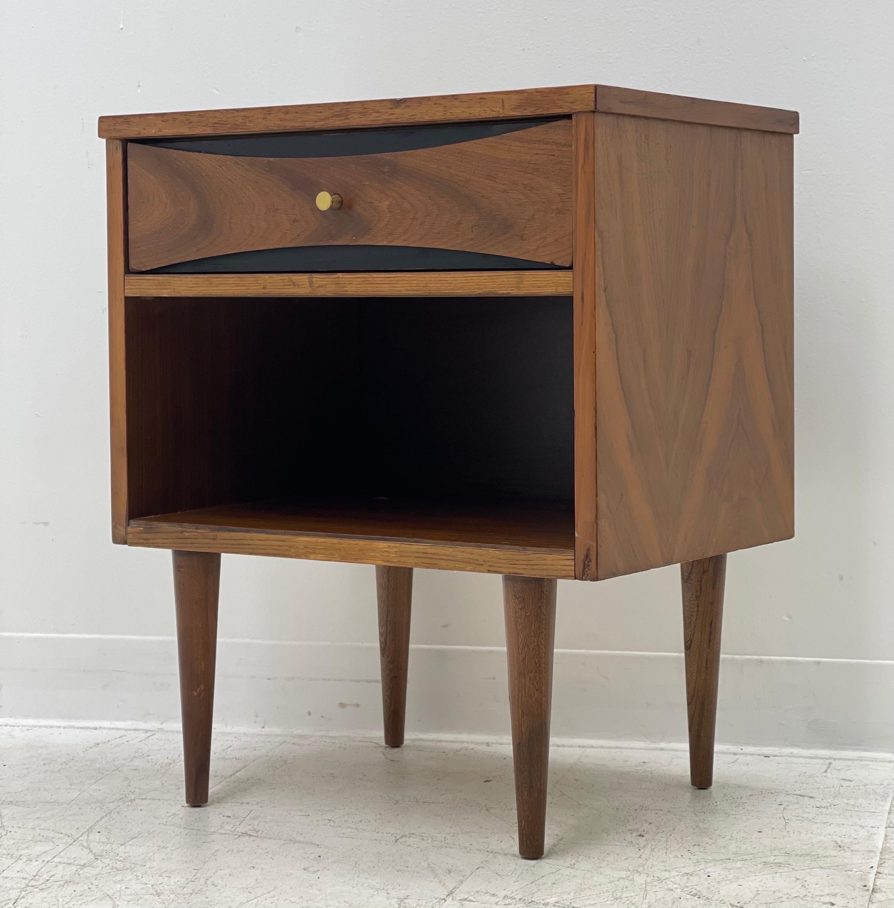 Bois Table d'appoint vintage moderne du milieu du siècle dernier avec tiroir à queue d'aronde en vente