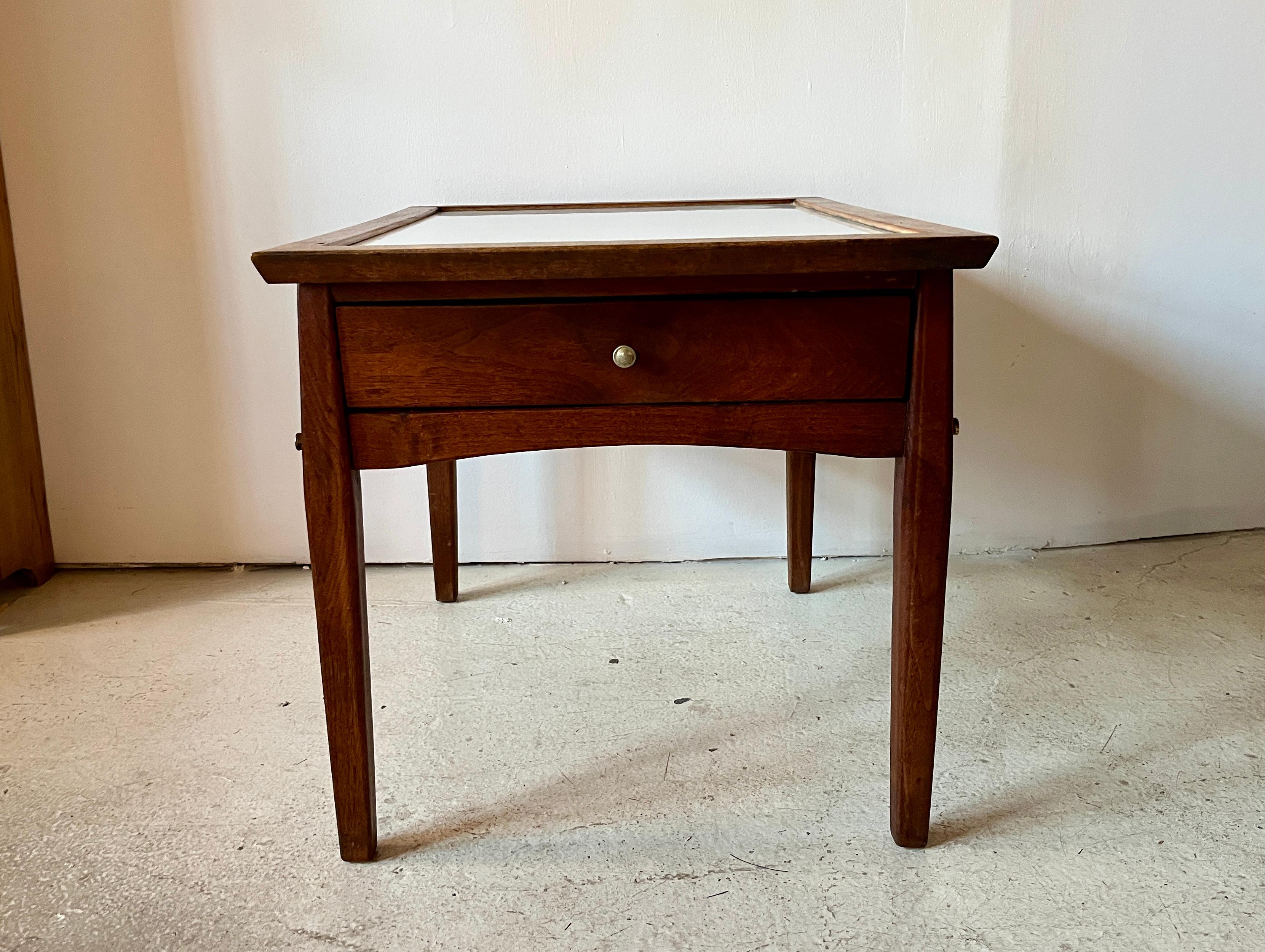 Vintage-Beistelltisch aus Holz im Mersman-Stil mit Schublade, Mid-Century Modern (Moderne der Mitte des Jahrhunderts)