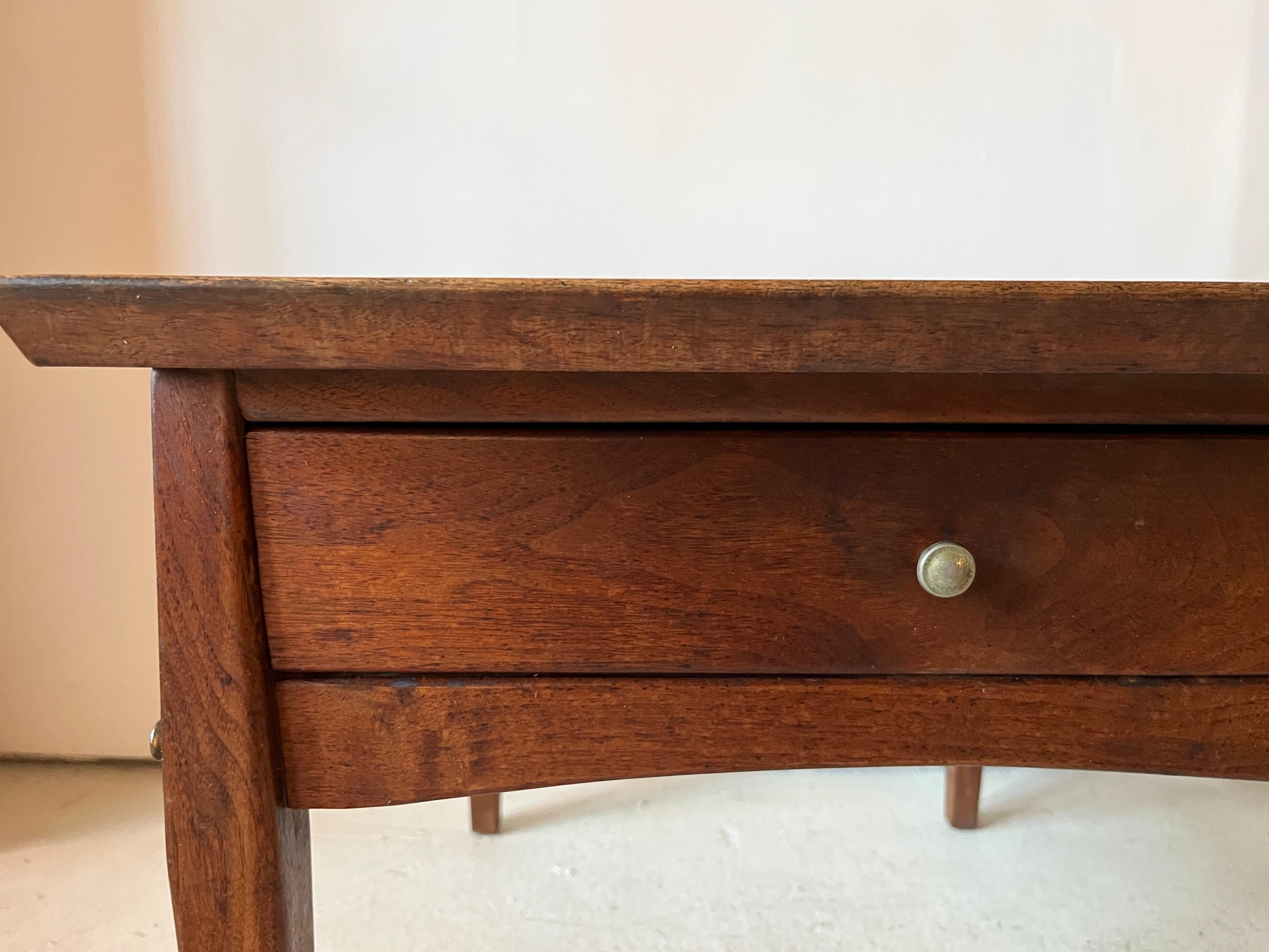 Vintage-Beistelltisch aus Holz im Mersman-Stil mit Schublade, Mid-Century Modern (amerikanisch)