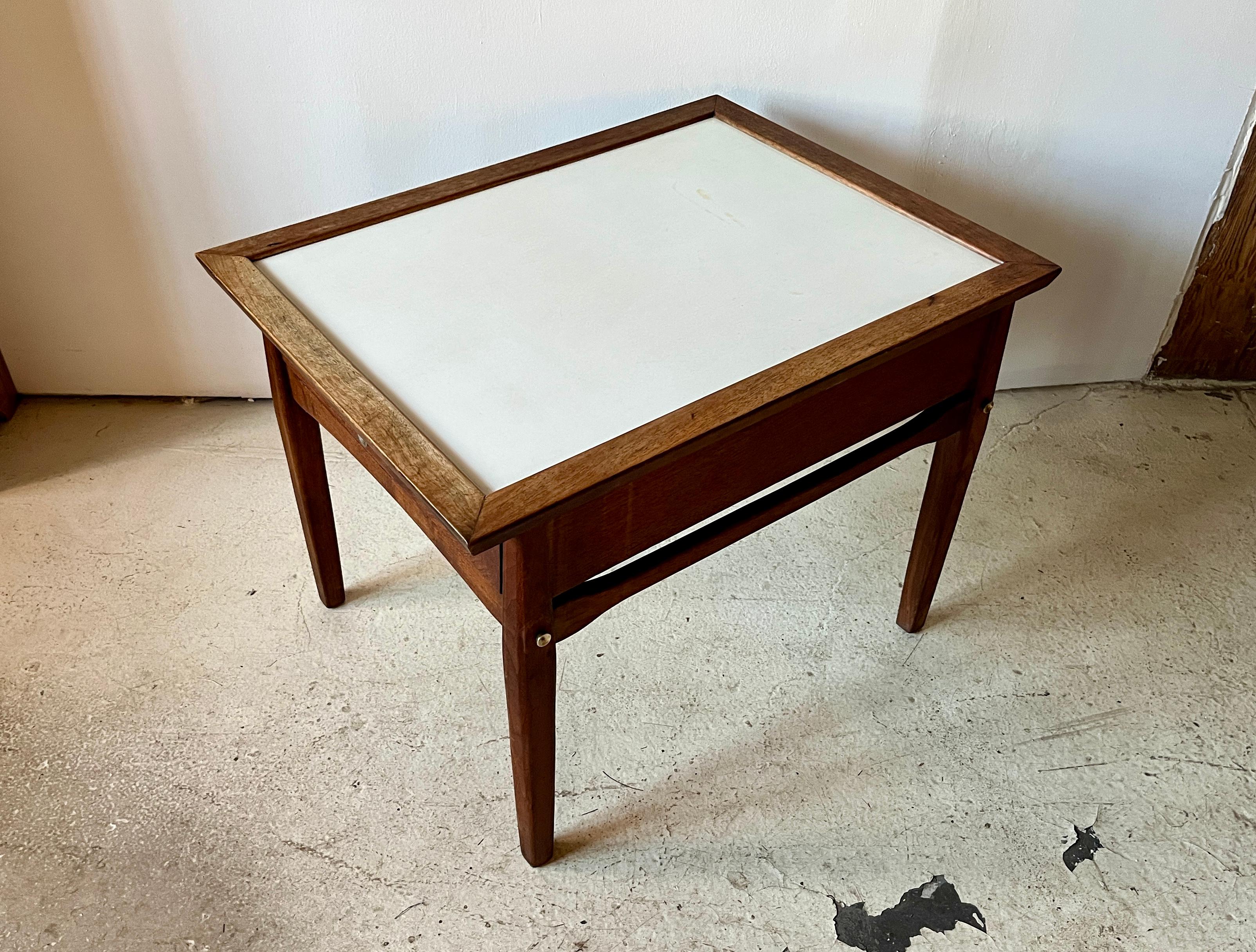 Vintage-Beistelltisch aus Holz im Mersman-Stil mit Schublade, Mid-Century Modern im Zustand „Gut“ in Chicago, IL