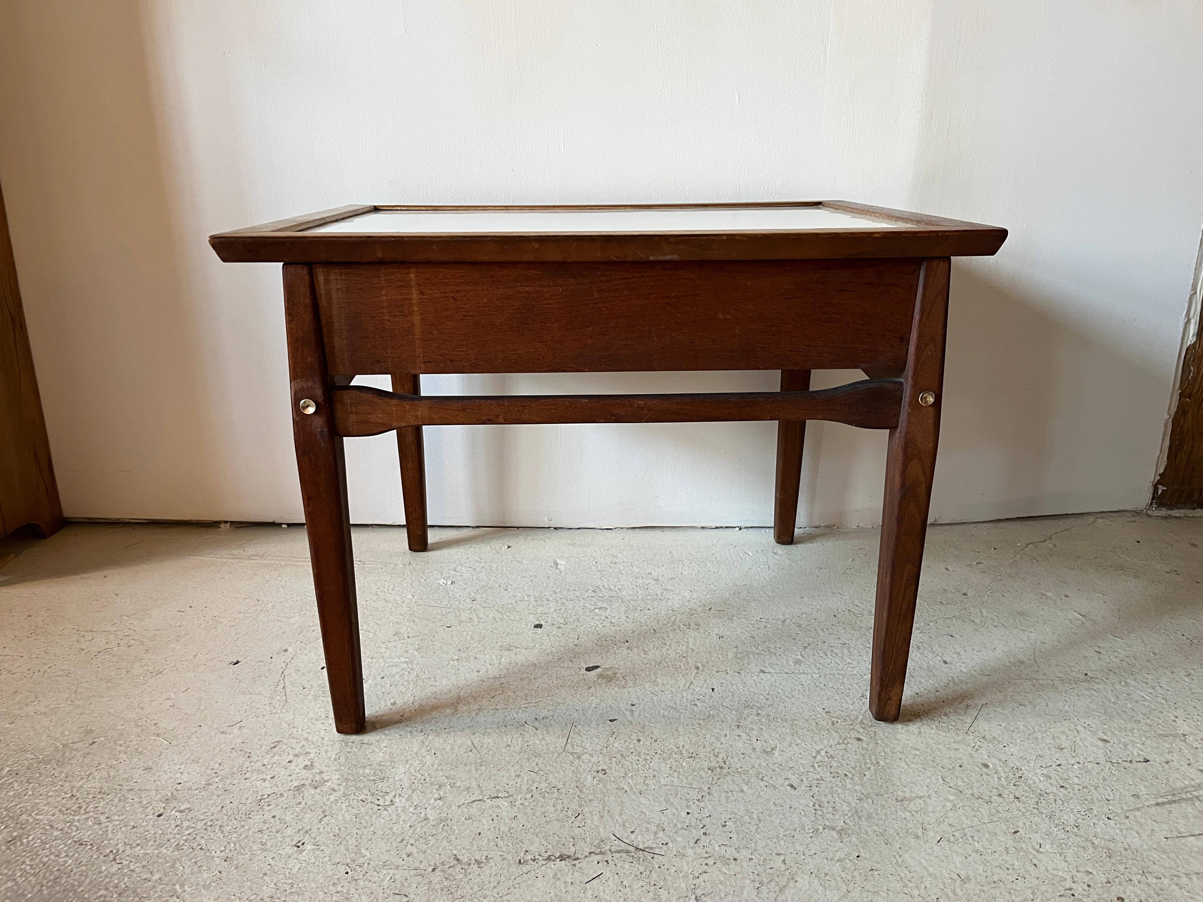 Vintage-Beistelltisch aus Holz im Mersman-Stil mit Schublade, Mid-Century Modern (20. Jahrhundert)
