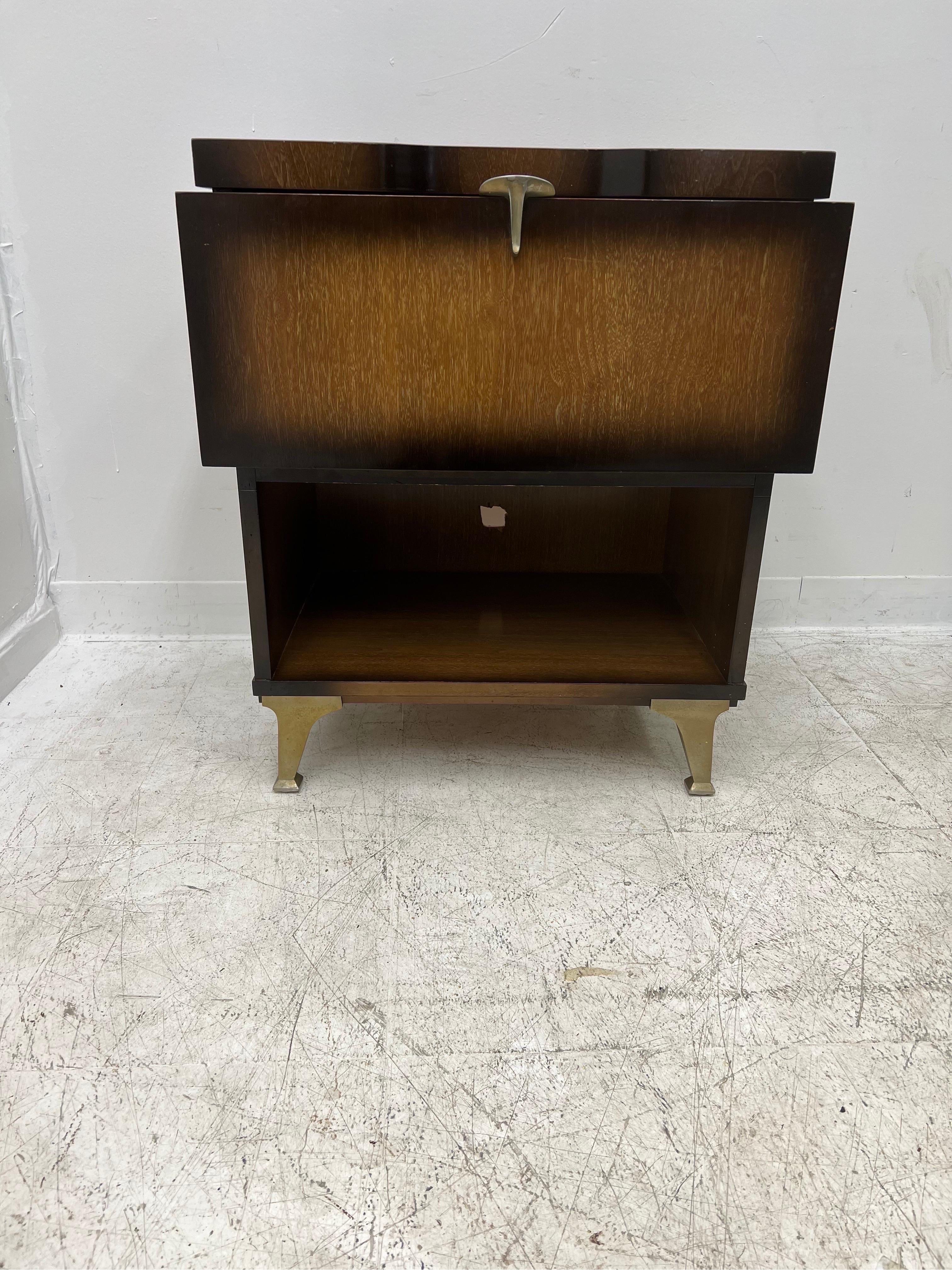 Vintage Mid-Century Modern end table stand 
Dimensions. 22 W ; 27 H ; 16 D.