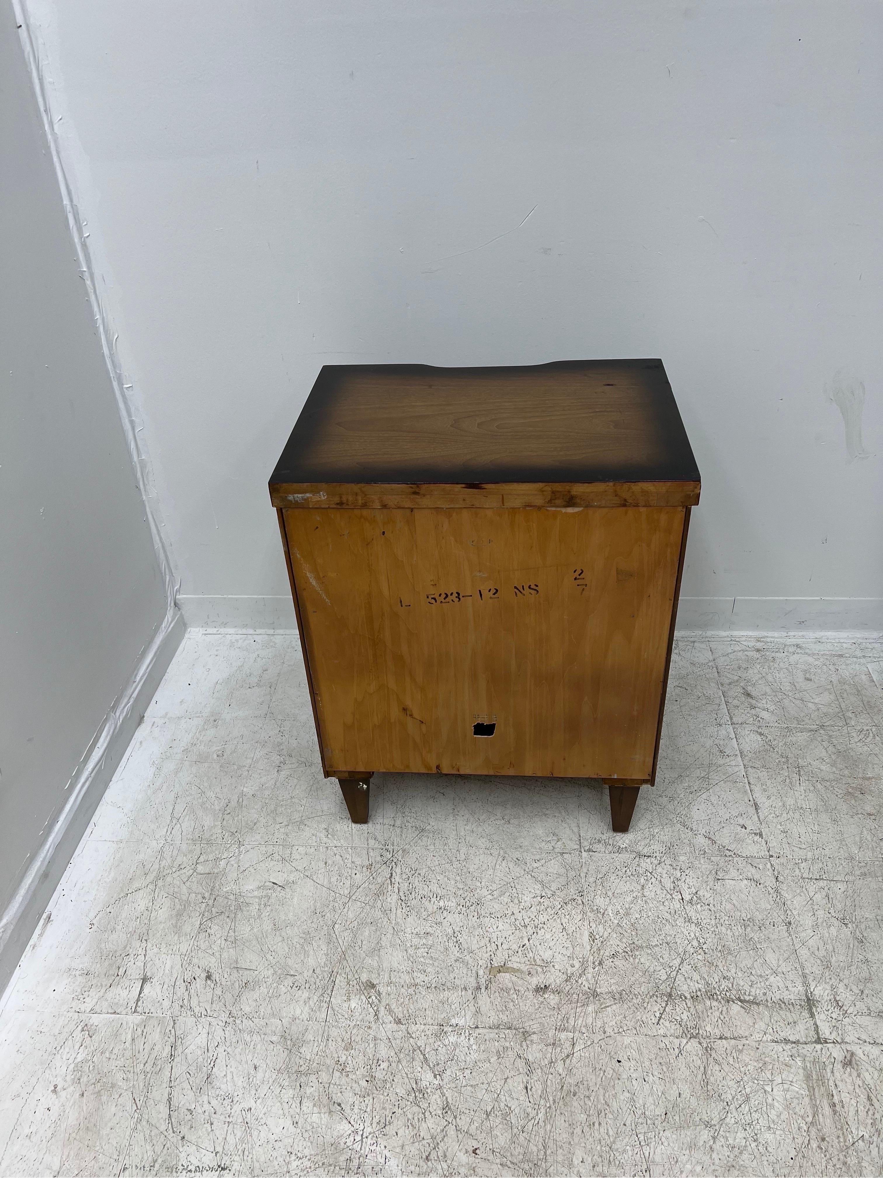 Vintage Mid-Century Modern End Table Stand  For Sale 1