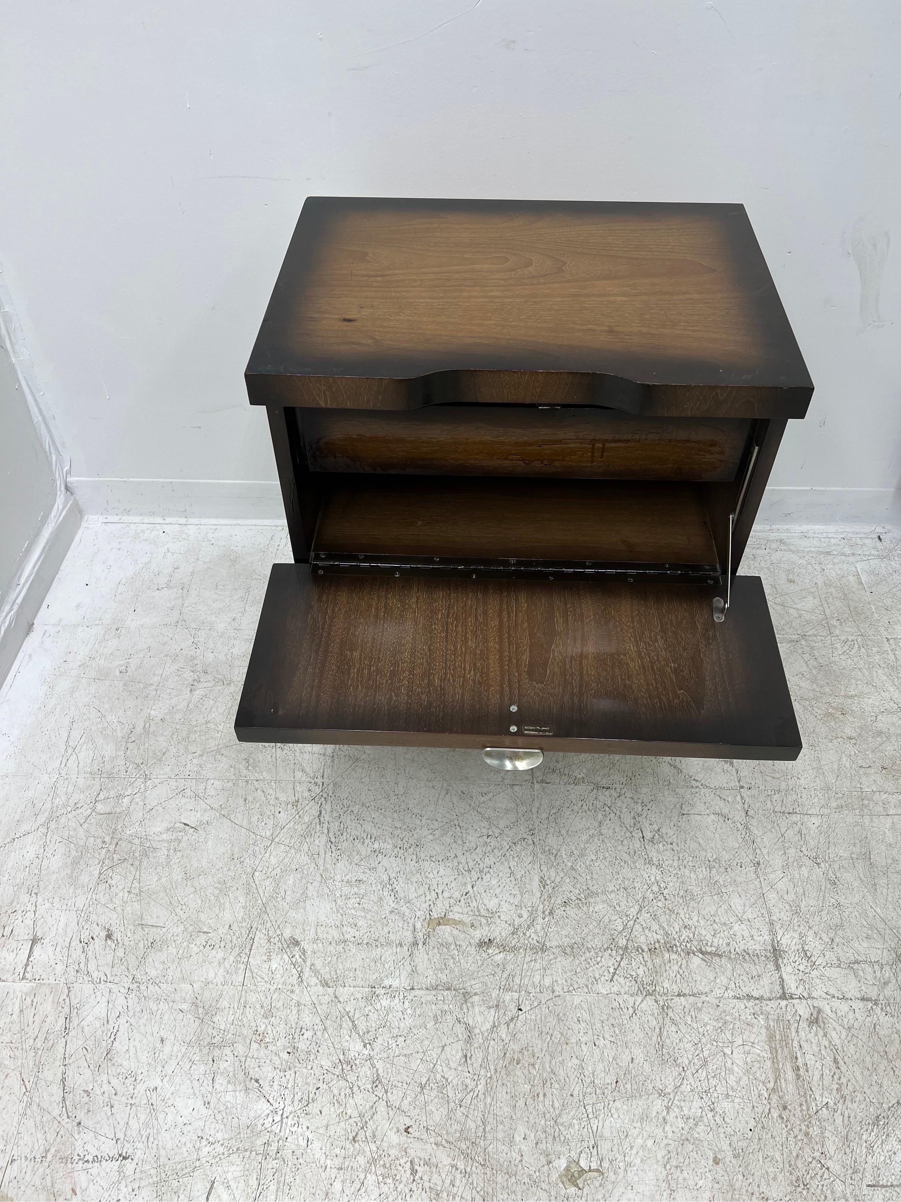 Vintage Mid-Century Modern End Table Stand  For Sale 2