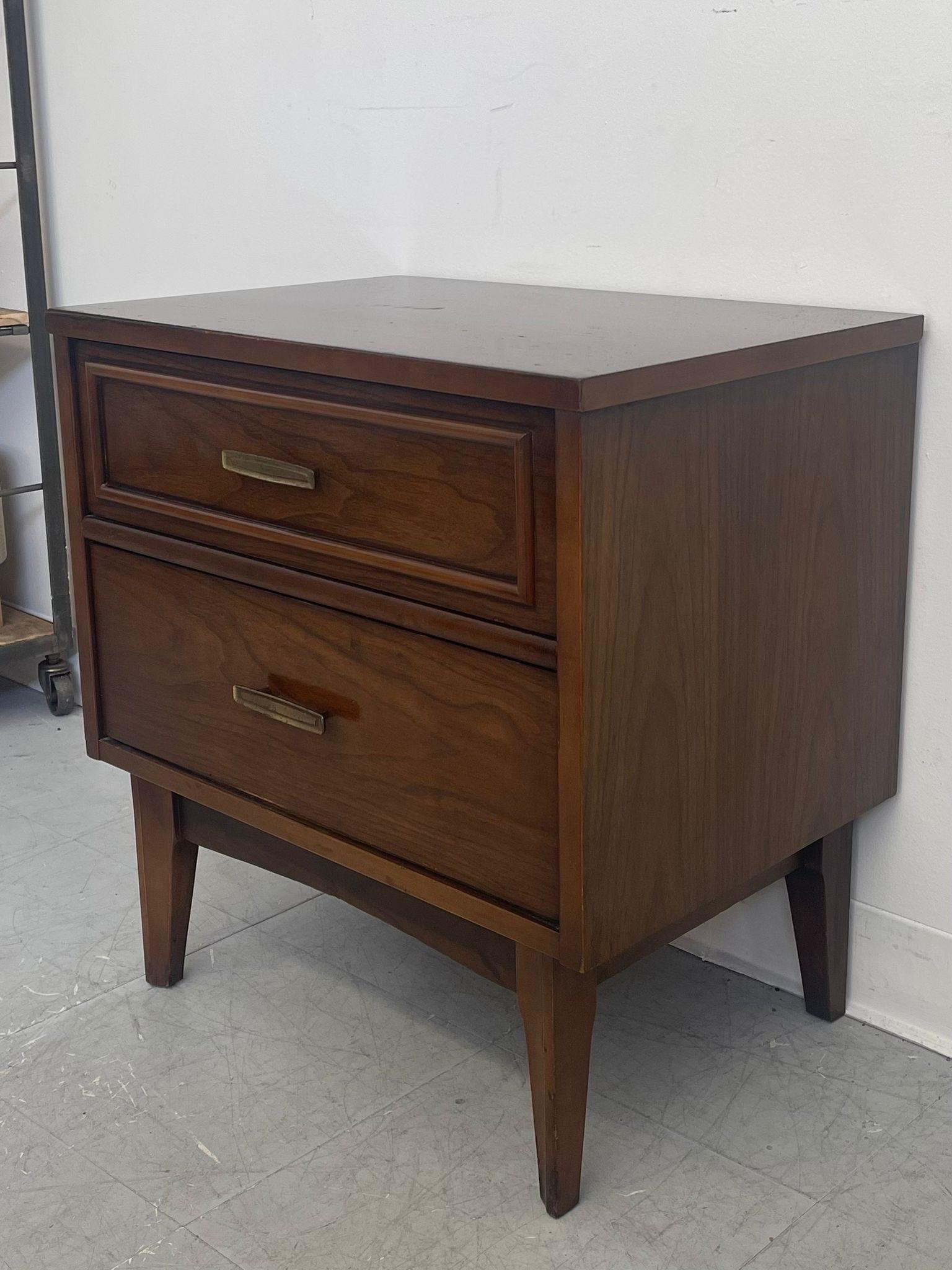 This End table has two dovetailed drawers and tapered legs. Unique hardware. Circa 1960s. Vintage condition consistent with age as Pictured.

Dimensions. 22 W ; 15 D ; 23 H