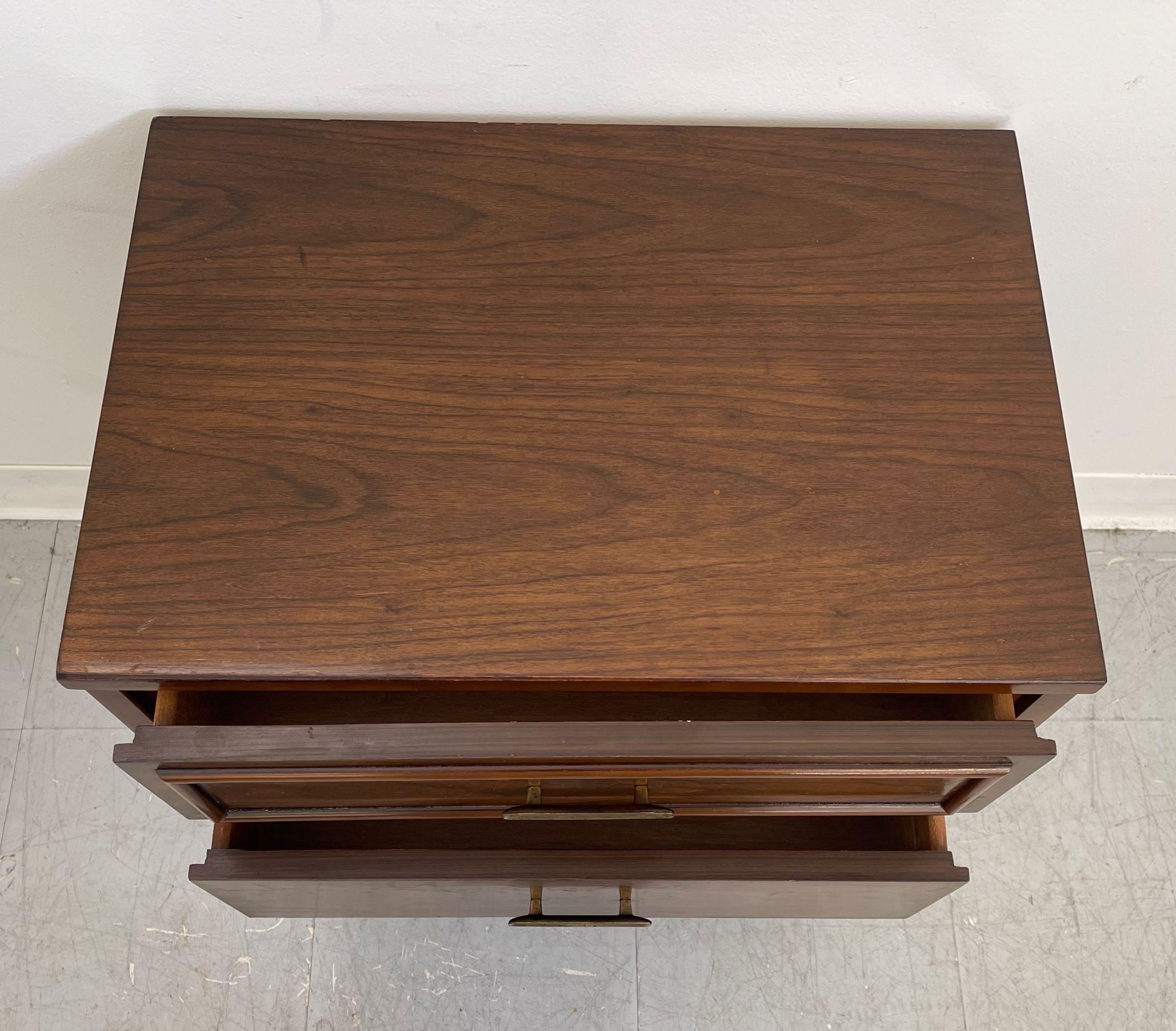 Wood Vintage Mid Century Modern End Table. Walnut Tone. For Sale