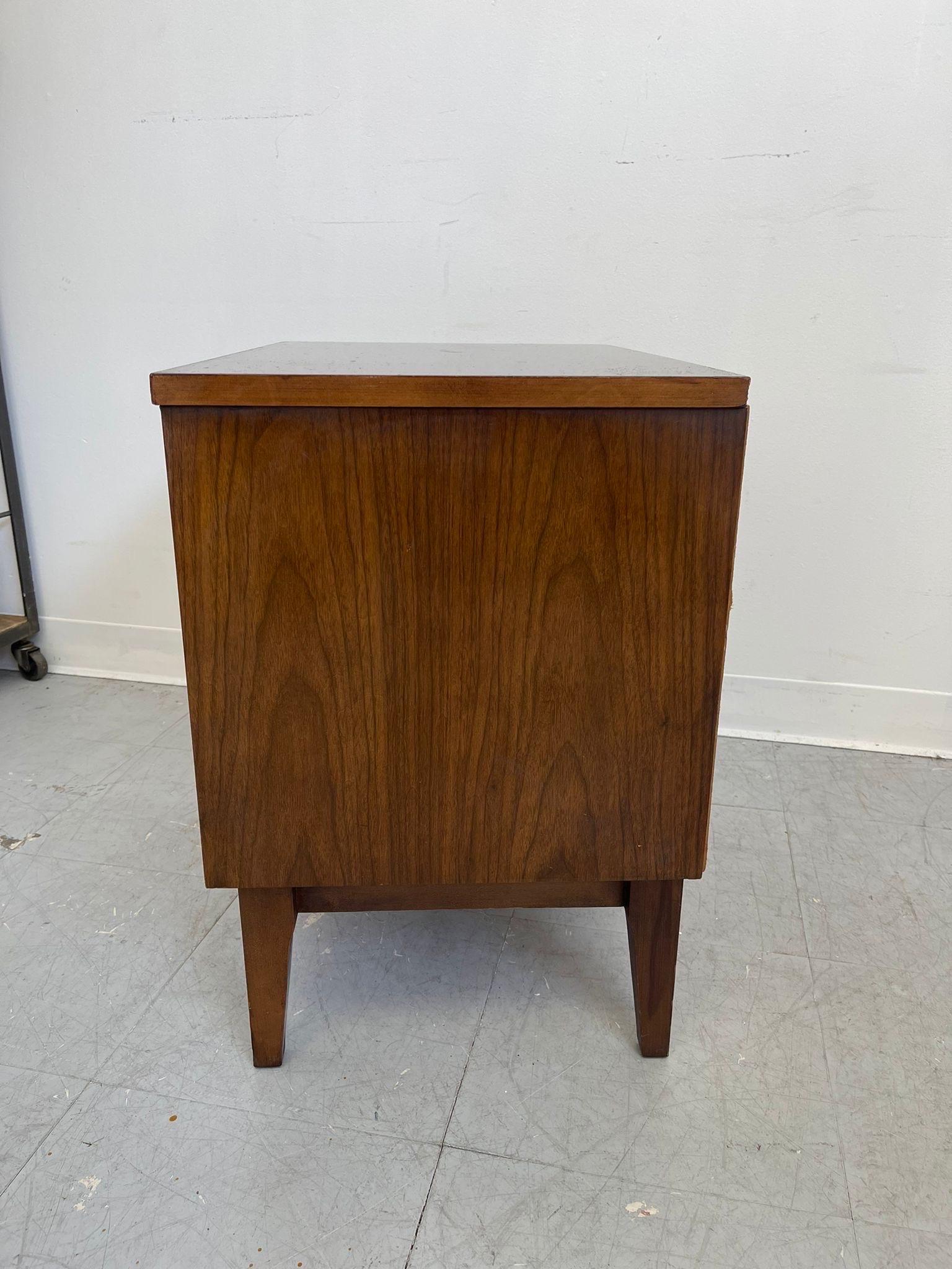 Vintage Mid Century Modern End Table. Walnut Tone. For Sale 1