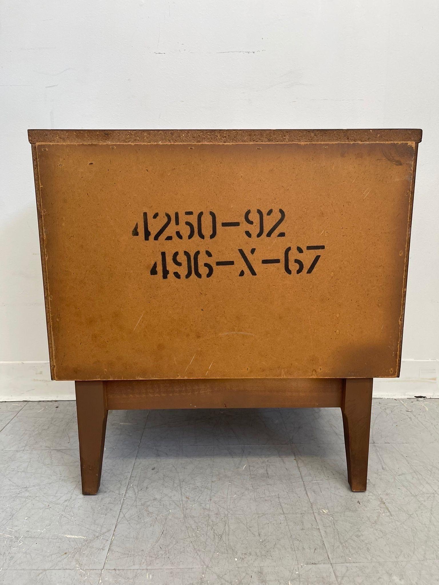 Vintage Mid Century Modern End Table. Walnut Tone. For Sale 2