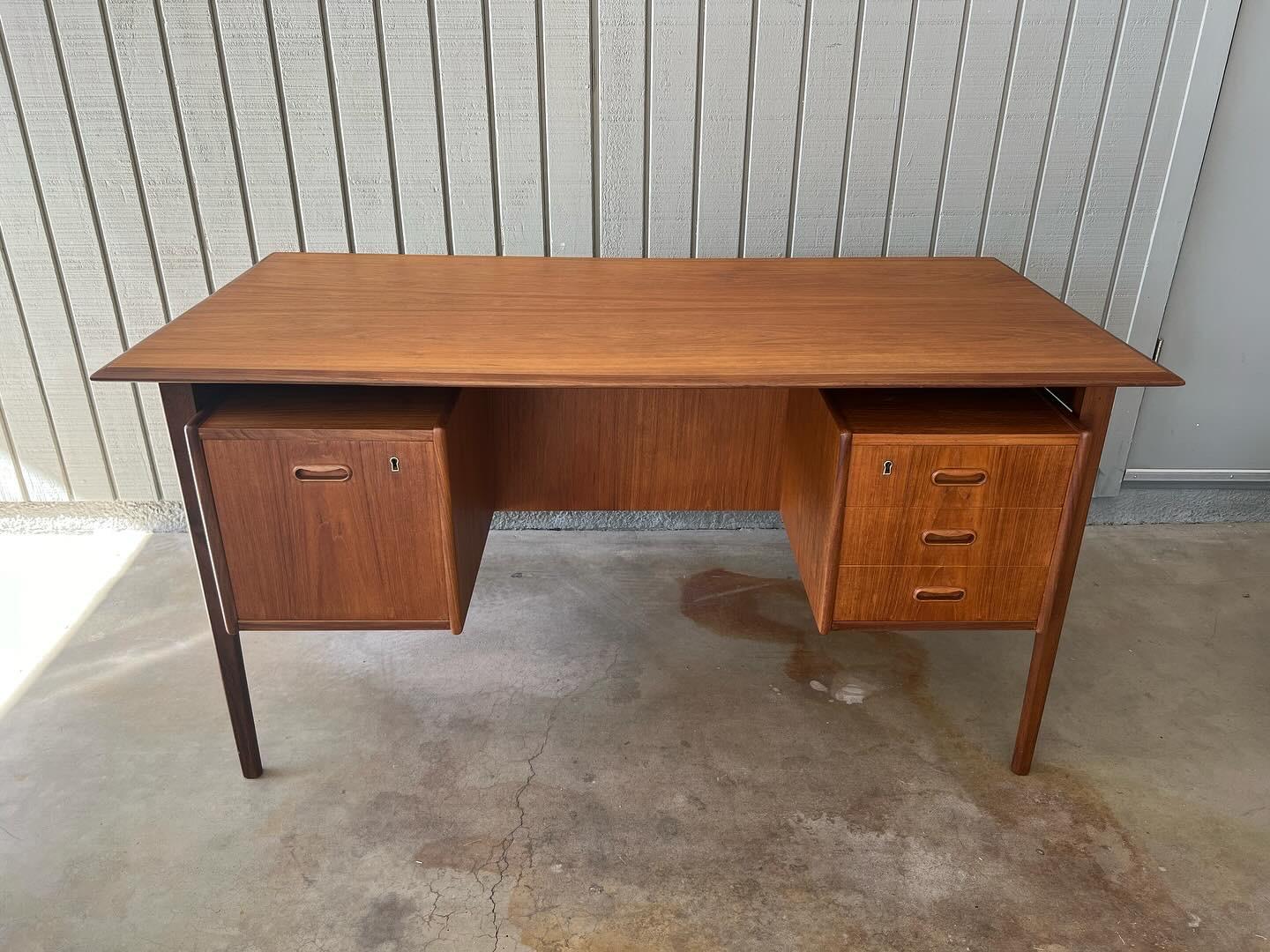 Vintage mid century modern exquisite Danish teak wood desk In Good Condition For Sale In Phoenix, AZ