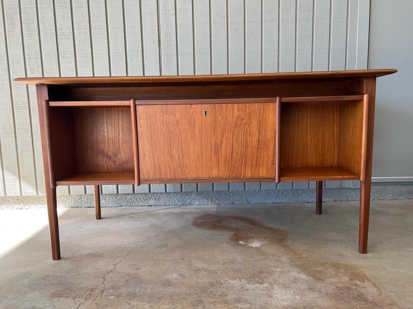 Vintage mid century modern exquisite Danish teak wood desk For Sale 1