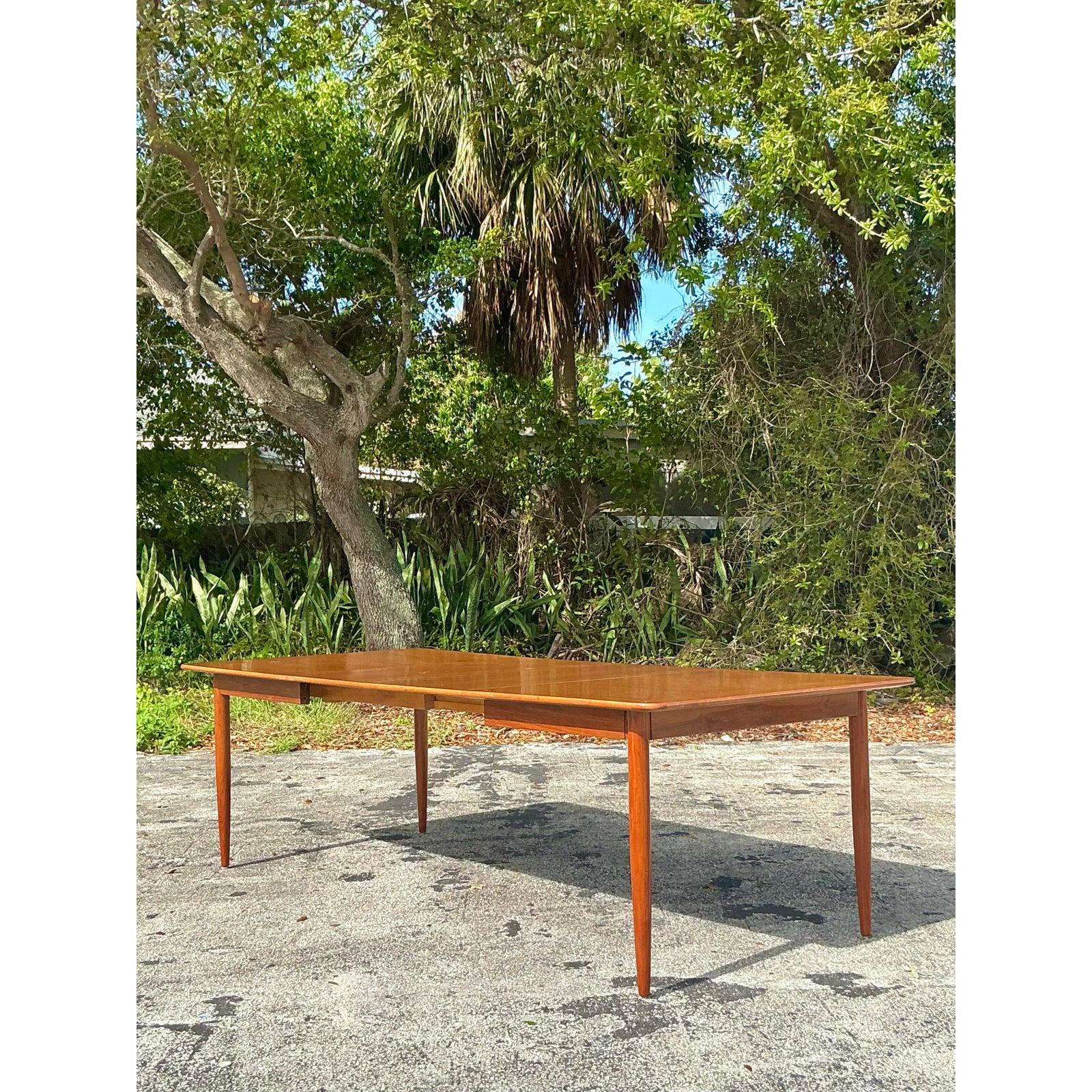 Vintage Mid-Century Modern Ausziehbarer Esstisch (Holz) im Angebot