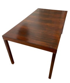 Mesa de comedor extensible vintage moderna de mediados de siglo con hoja extraíble guardada.