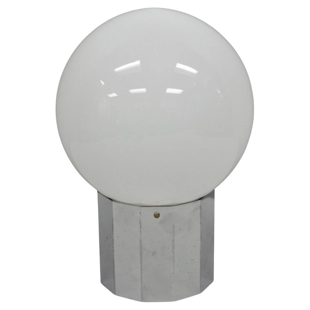 Lampada da tavolo vintage della metà del secolo scorso, con base cromata sfaccettata e sfera di vetro bianca.
