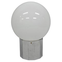 Lampada da tavolo vintage della metà del secolo scorso, con base cromata sfaccettata e sfera di vetro bianca.