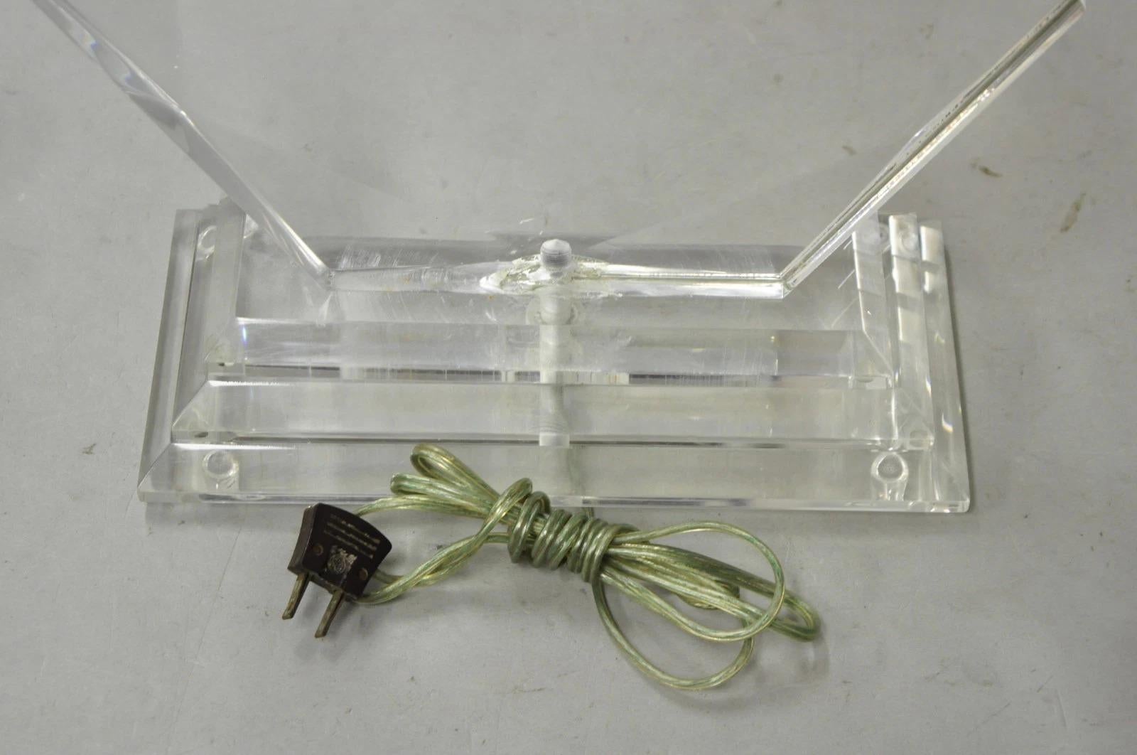 Vintage Mid Century Modern Faceted Hexagon Diamond Clear Lucite Table Lamp For Sale 4