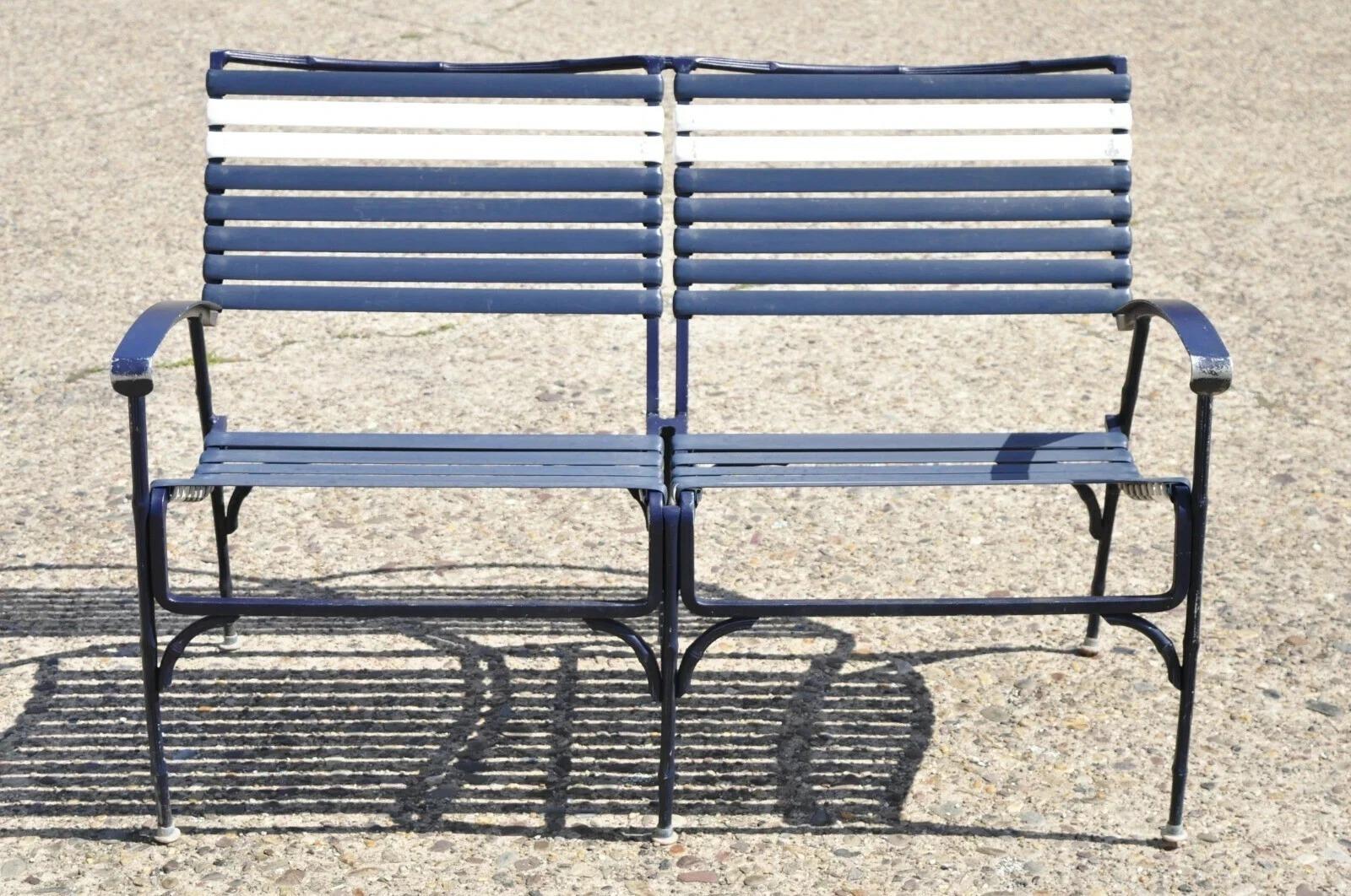 Vintage Mid Century Modern Faux Bamboo Aluminum Frame Vinyl Strap Blue Garden Patio Loveseat Settee. L'article comprend un cadre en aluminium moulé, des sangles en vinyle bleu et blanc, des accoudoirs en métal, un design en frettes de faux bambou,
