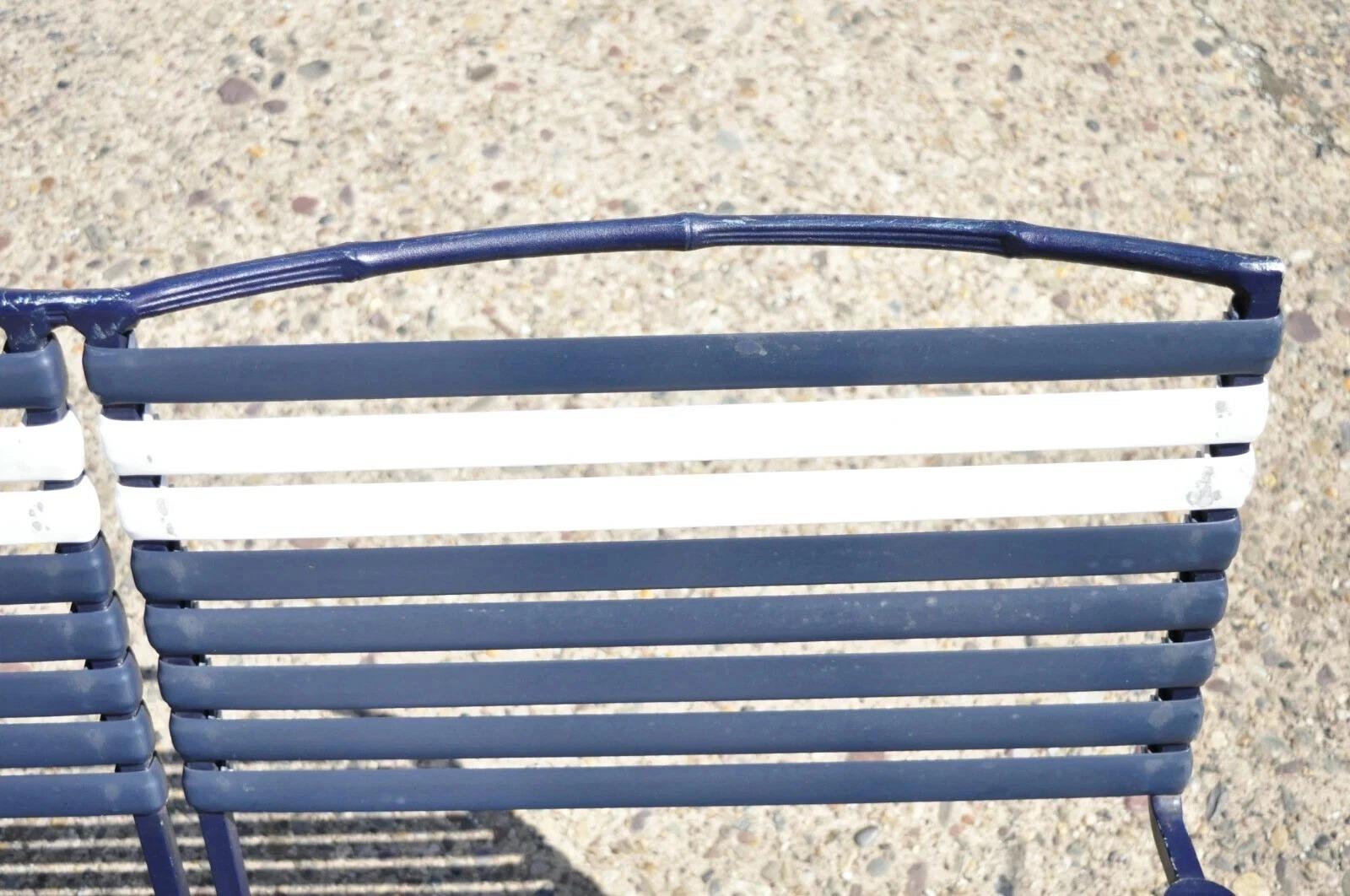 Vintage Mid Century Modern Faux Bambou Aluminium Vinyl Strap Blue Patio Loveseat Bon état - En vente à Philadelphia, PA
