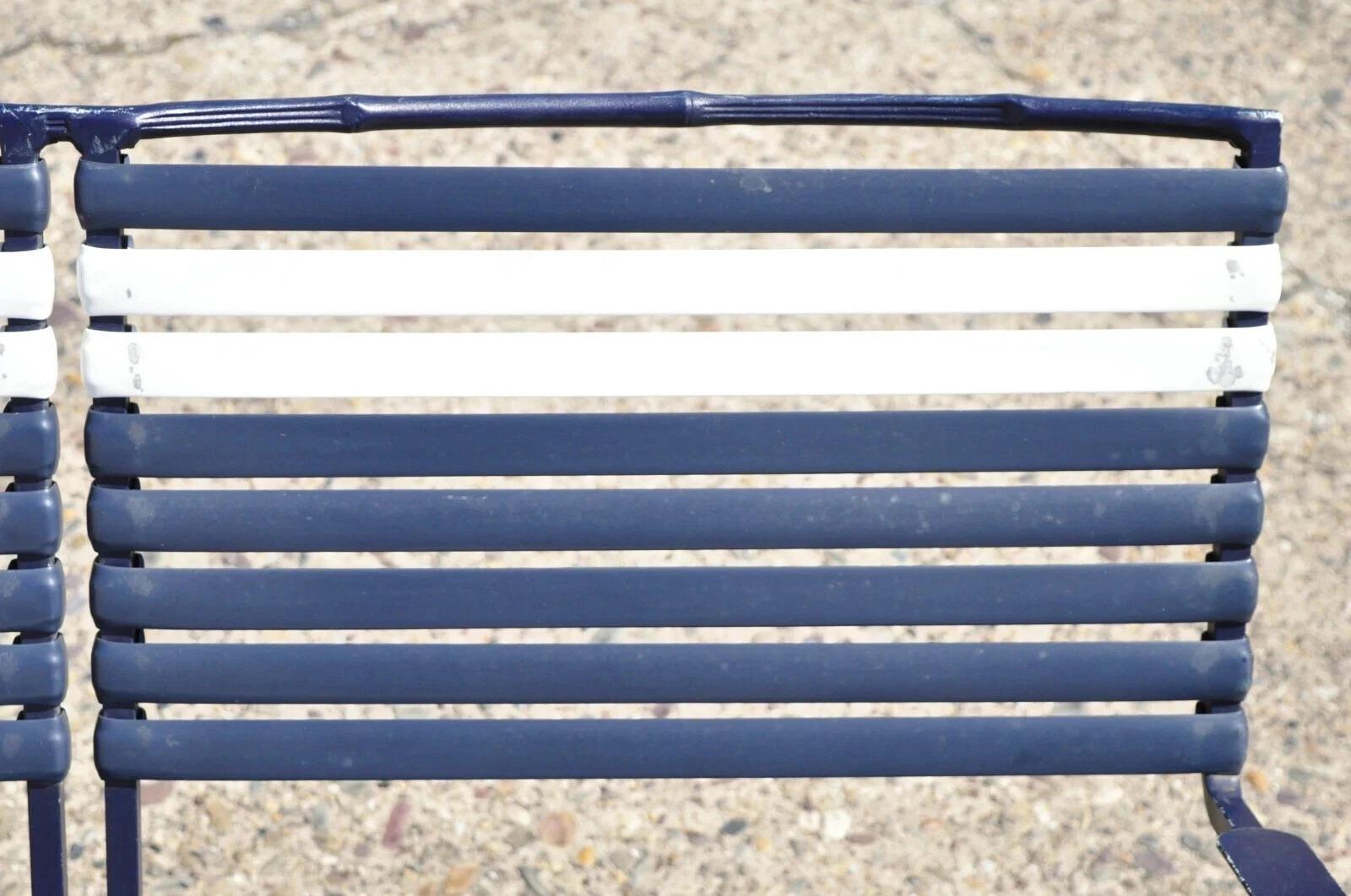 20ième siècle Vintage Mid Century Modern Faux Bambou Aluminium Vinyl Strap Blue Patio Loveseat en vente