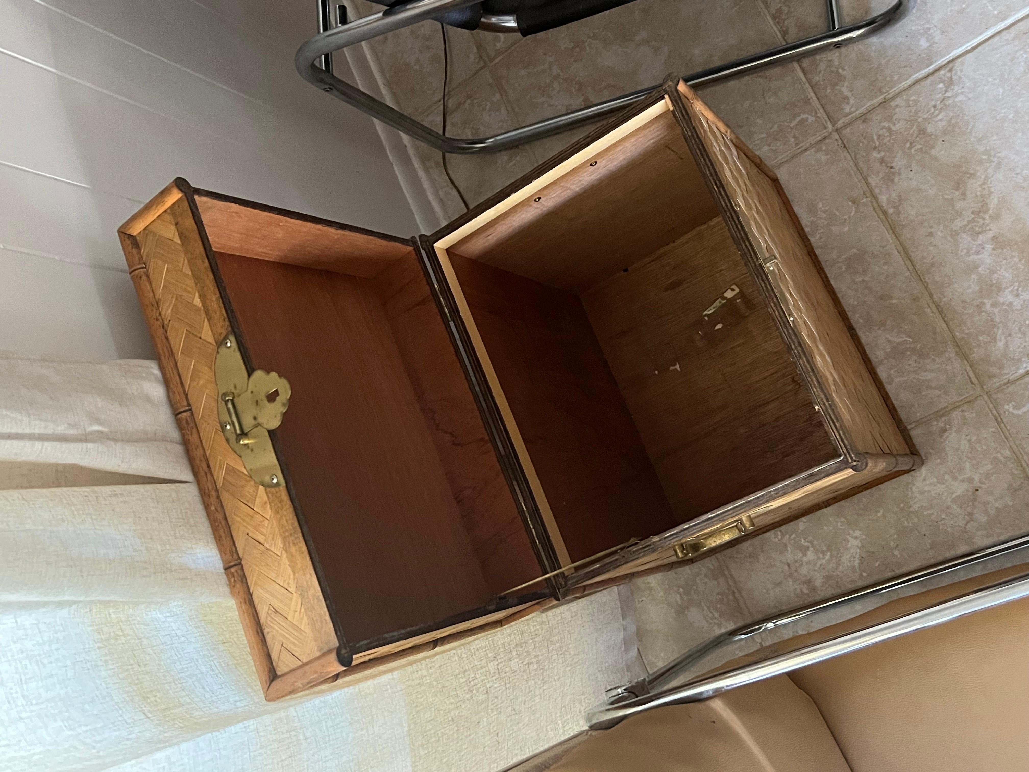 Faux bamboo rattan trunk from the 1970s. Currently being used in my living room as a side table with blankets inside! There are minor scuffs, scrapes and wear to the original finish.

Dimensions:
19” W × 15” D × 22” H.