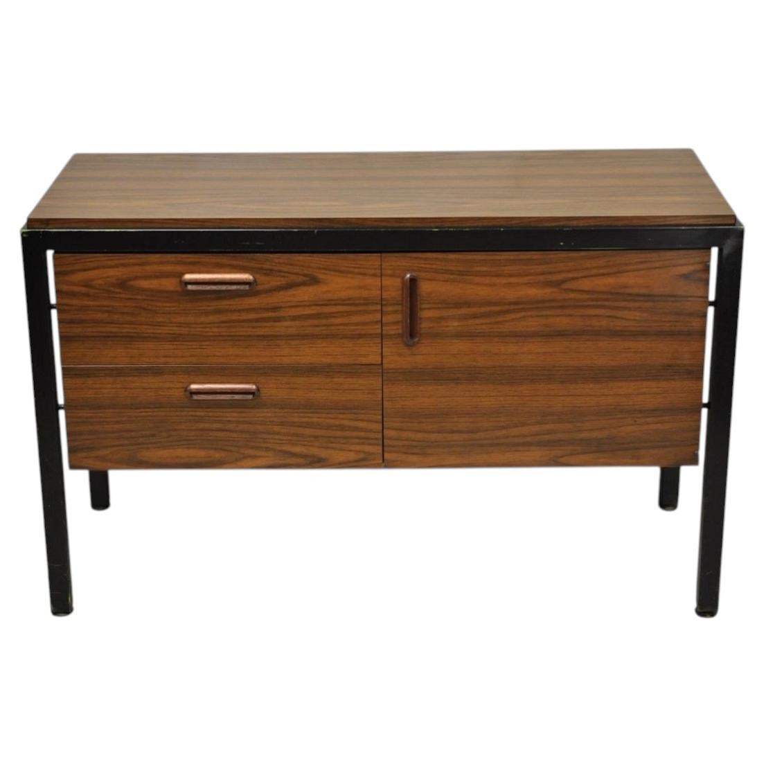Vintage Mid Century Modern Faux palissandre stratifié acier métal Credenza Cabinet en vente