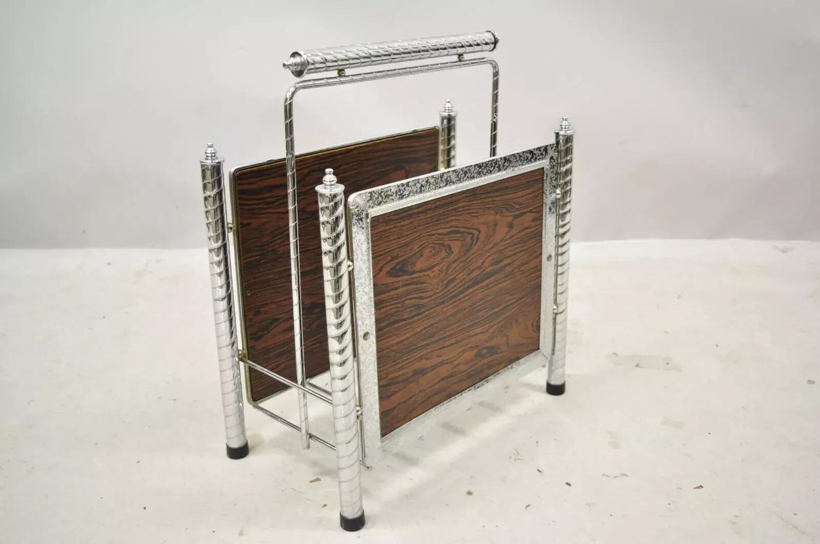 Vintage Mid Century Modern Faux Rosewood Masonite Metal Frame Magazine Rack. L'article présente des panneaux en faux bois de rose en masonite, un cadre en métal, un très bel article vintage, un grand style et une belle forme. Circa Mid 20th Century.